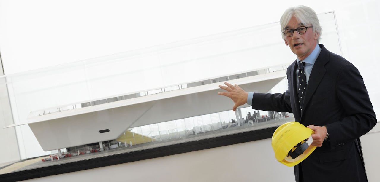 Architect Mels Crouwel in actie in 2011, bij het ontwerp van de nieuwe gevel , de zogenoemde 'badkuip' van het Stedelijk Museum in Amsterdam.