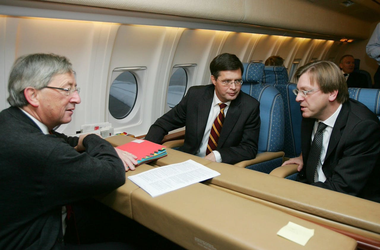 (L-R) Luxembourg's Prime Minister Jean-Claude Juncker, Dutch Prime Minister Jan Peter Balkenende and Belgian Prime Minister Guy Verhofstadt are pictured in the plane on their way to Lisbon. EU leaders gathered in Lisbon Thursday to sign a landmark treaty which they hope will revitalise Europe and avoid the referendum death which befell the constitution it is designed to replace. AFP PHOTO BELGA ERIC LALMAND ***BELGIUM-OUT*** (Photo by ERIC LALMAND / BELGA / AFP)