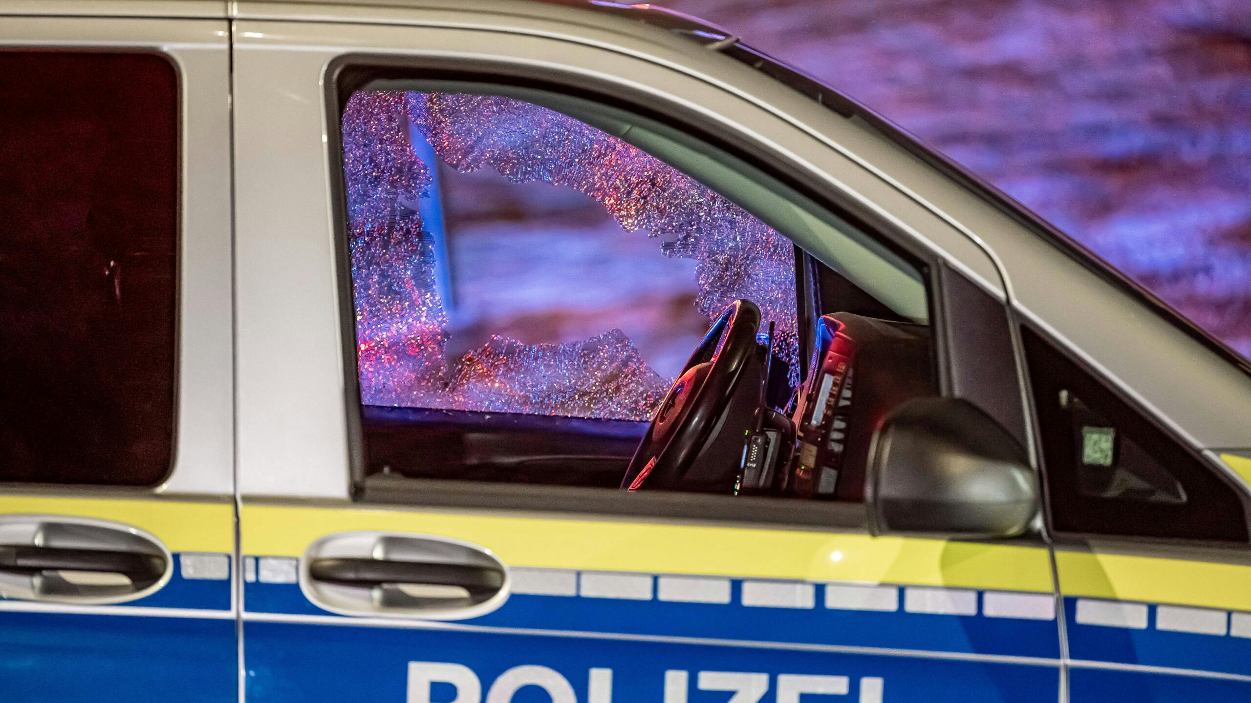  Tatverdächtiger bei Schusswechsel mit Polizei verletzt In Plettenberg kam es nach einem Überfall auf einen Döner-Imbiss zu einem Schusswechsel. Der mutmaßliche Täter konnte zunächst flüchten, wurde aber etwa 700 Meter vom Tatort entfernt von der Polizei aufgehalten. Es kam zu einem Schusswechsel, bei dem der mutmaßliche Täter schwerverletzt wurde. Für seinen Transport ins Krankenhaus wurde ein Rettungshubschrauber eingesetzt. Plettenberg Märkischer Kreis Nordrhein-Westfalen *** Suspect injured in shootout with police In Plettenberg, after a robbery of a kebab snack bar, there was an exchange of gunfire The suspected perpetrator was initially able to flee, but was stopped by the police about 700 meters from the scene of the crime