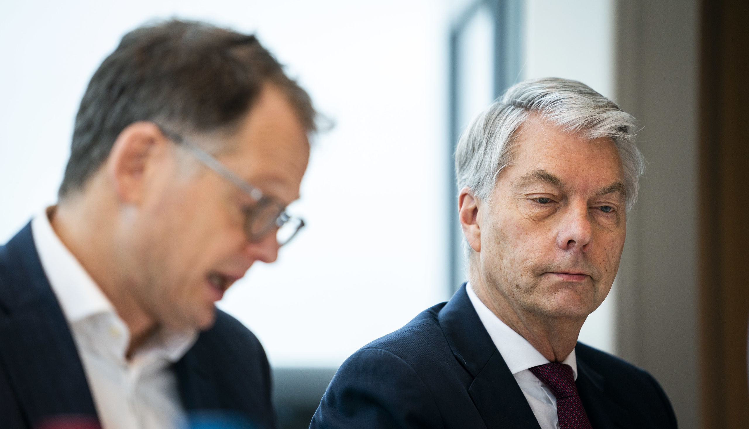 Directievoorzitter Maurice Oostendorp tijdens een persconferentie over de jaarcijfers van de Volksbank. 