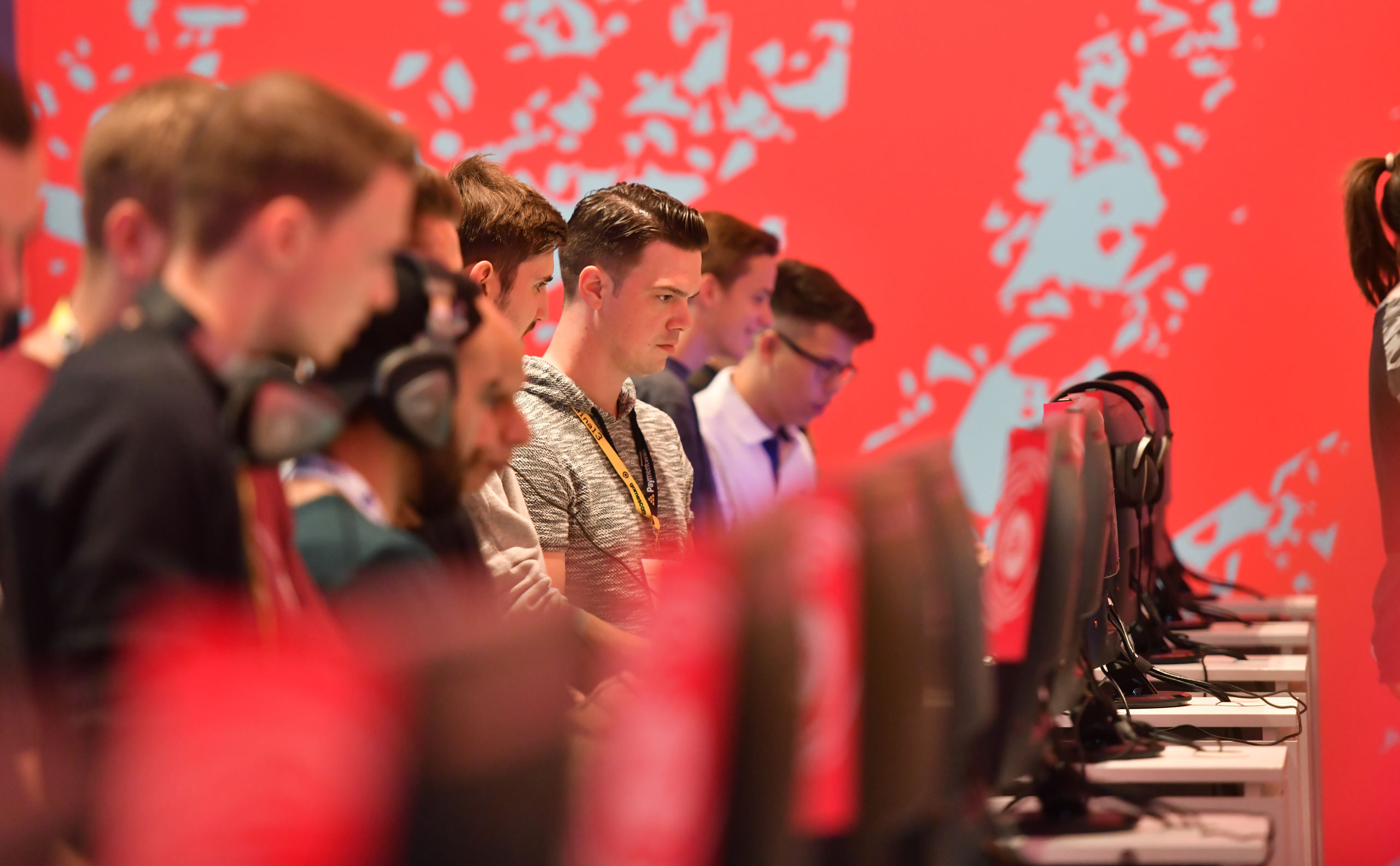 Bezoekers van de gamingbeurs Gamescom spelen FIFA 20 in Keulen.
