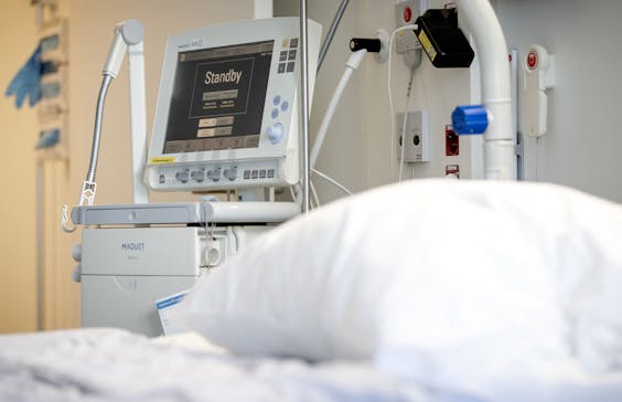 2020-03-24 15:42:56 ROTTERDAM - Een tot intensive care unit omgebouwde kamer in het Erasmus MC. Het ziekenhuis heeft extra intensive care capaciteit vrijgemaakt voor de verwachte toestroom van patienten met het coronavirus. ANP SEM VAN DER WAL