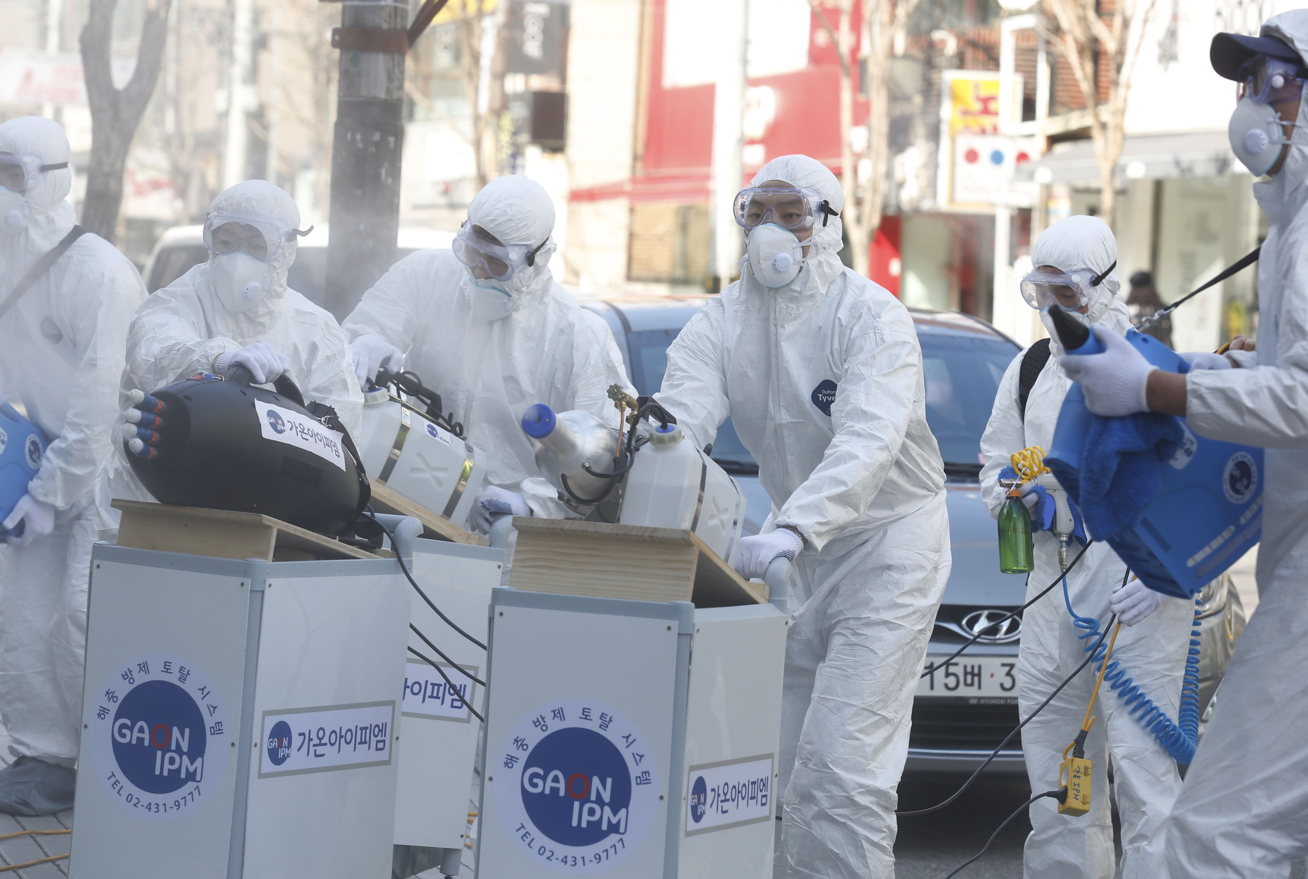  Er wordt met desinfecterende spray gespoten op straat in Seoul, Zuid-Korea. In dat land kwamen al 13 mensen om het leven doordat zij besmet raakten met het coronavirus