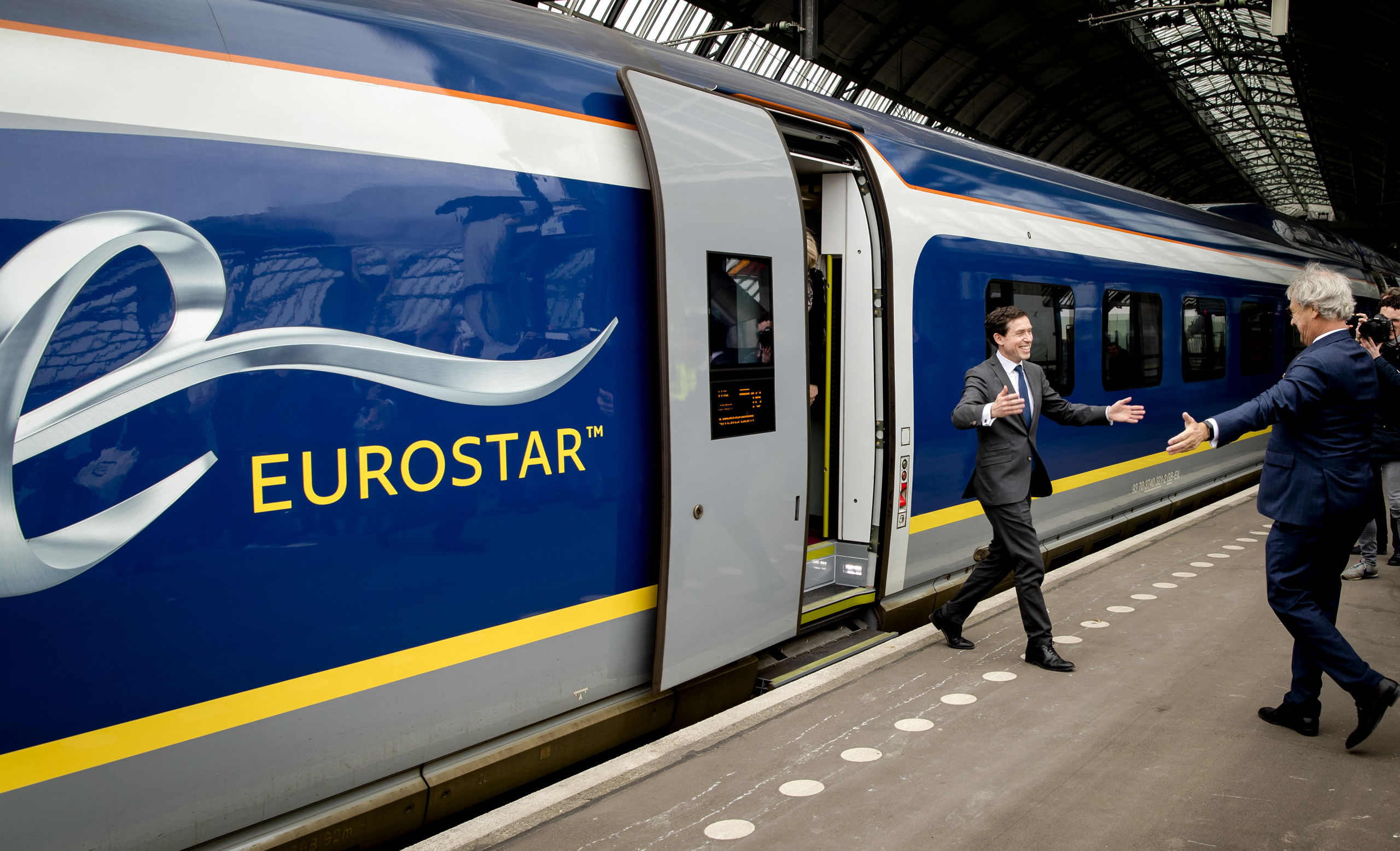 Eurostar, CEO Nicolas Petrovic (L) en NS CEO Roger van Boxtel ontmoeten elkaar op Amsterdam Centraal bij de nieuwe Eurostar die naar Londen St. Pancras rijdt. 