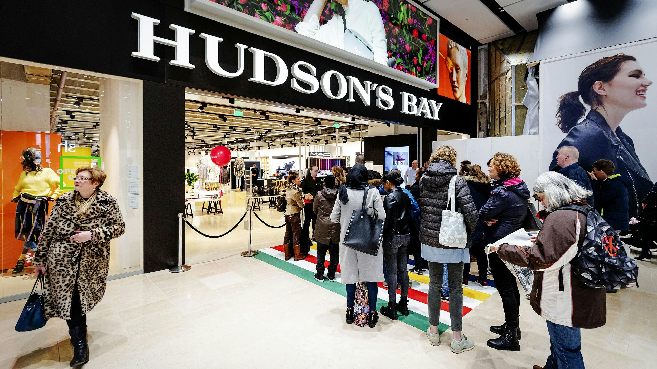 Mensen staan in de rij tijdens de opening van het warenhuis Hudson's Bay in Hoog Catharijne in Utrecht.