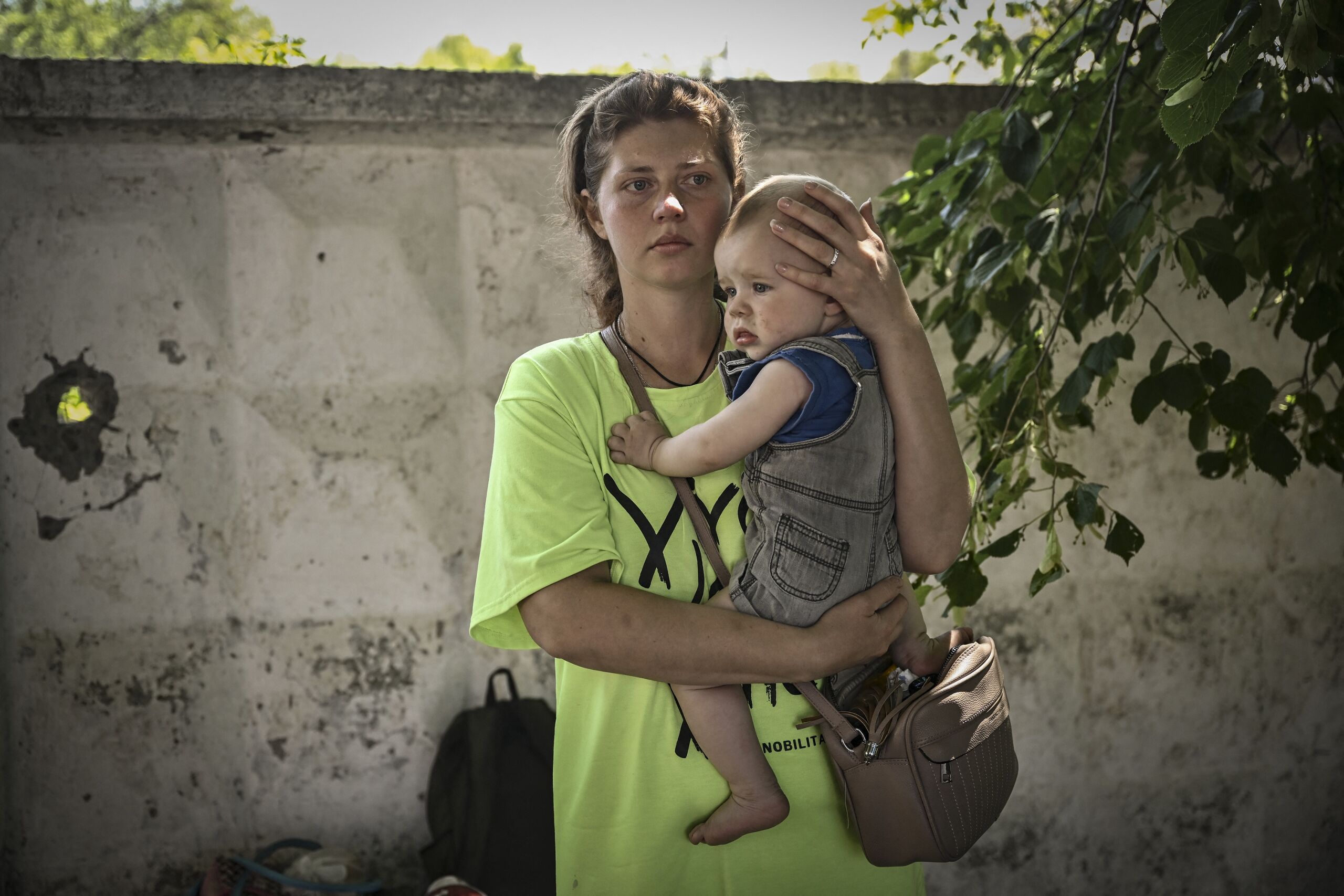 Een moeder met kind wachten op evacuatie uit Lysychansk, regio Donbas