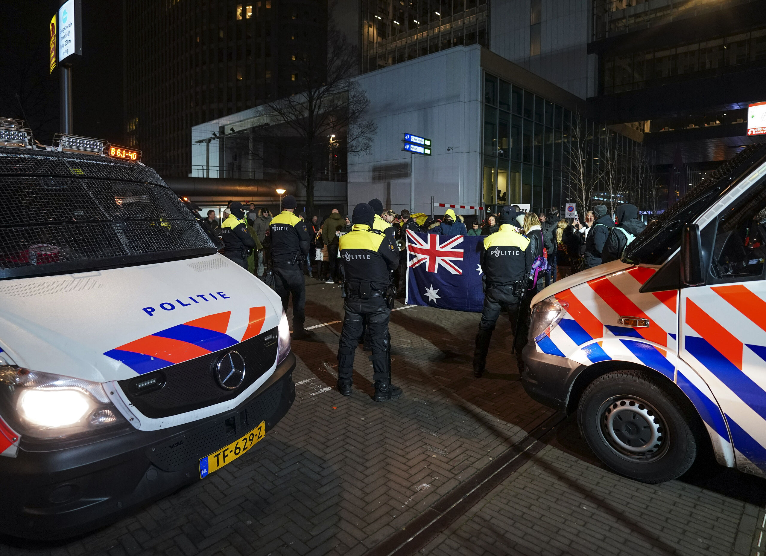 Demonstranten houden een lawaaiprotest tijdens de persconferentie van premier Mark Rutte en zorgminister Ernst Kuipers 
