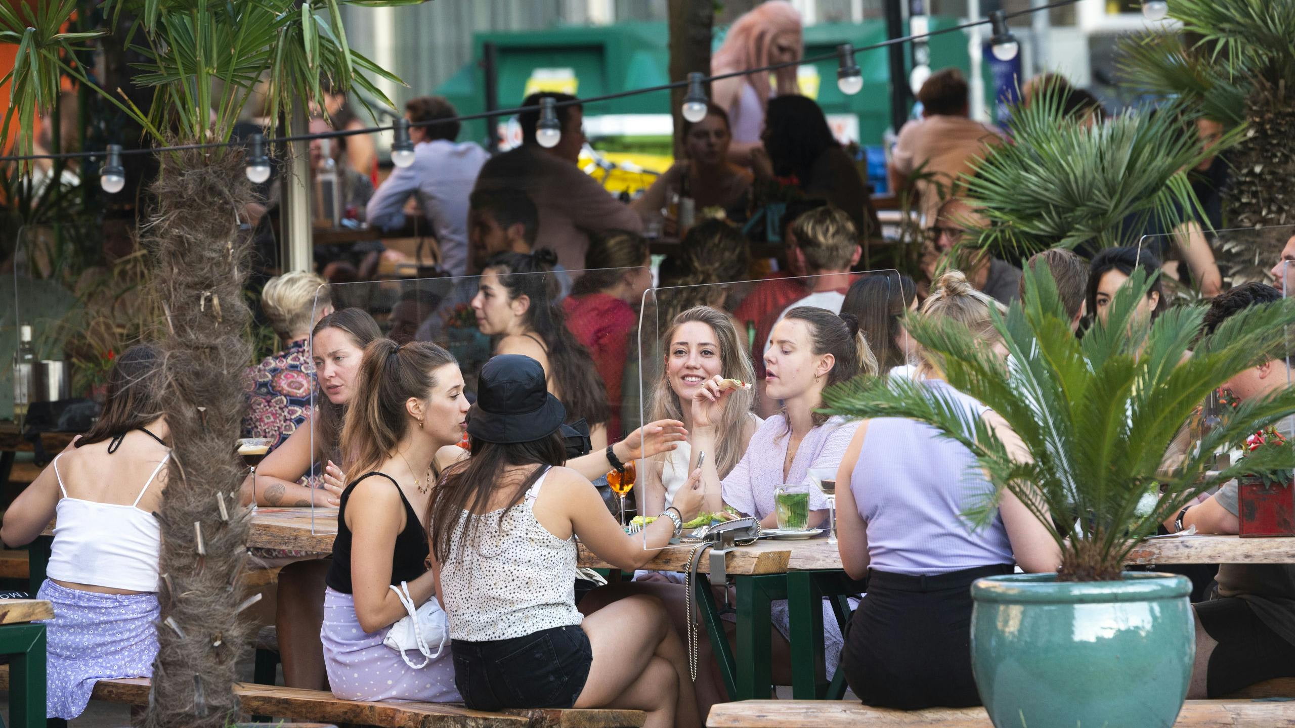Jongeren op een terras