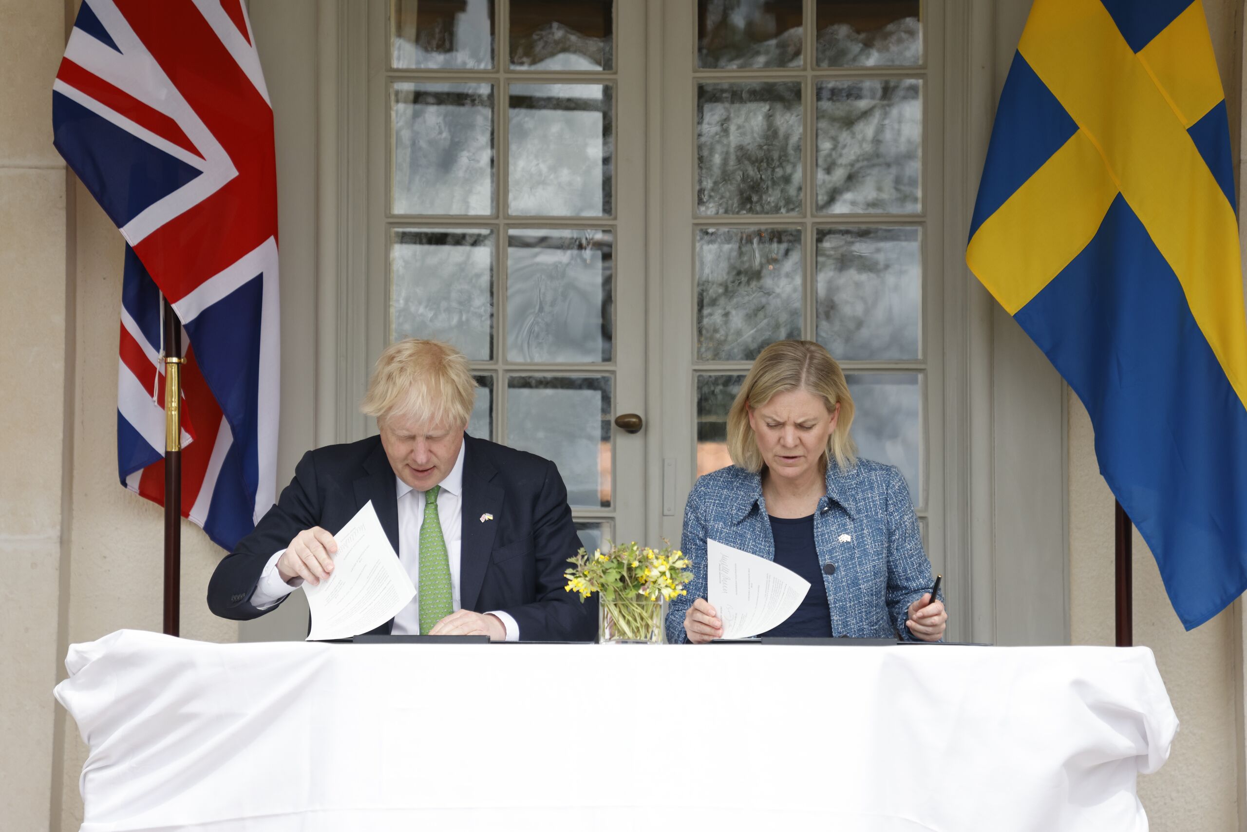 De Britse premier Boris Johnson en de Zweedse premier Magdalena Andersson tekenen een veiligheidsovereenkomst in Zweden