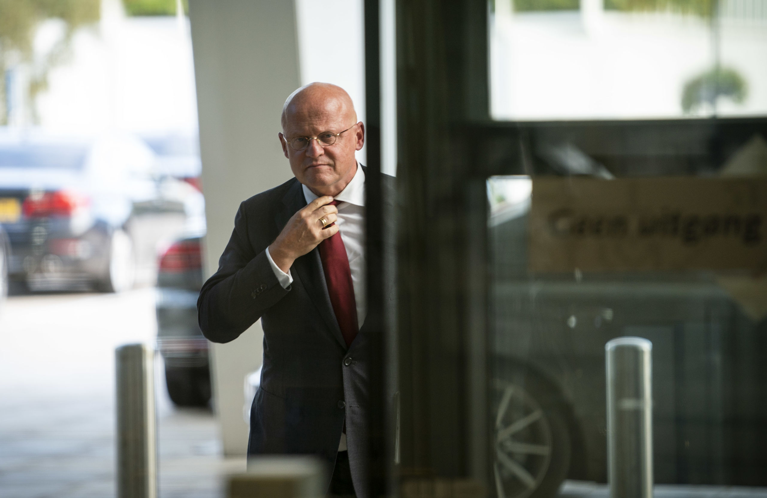 Minister Ferd Grapperhaus komt aan op het provinciehui