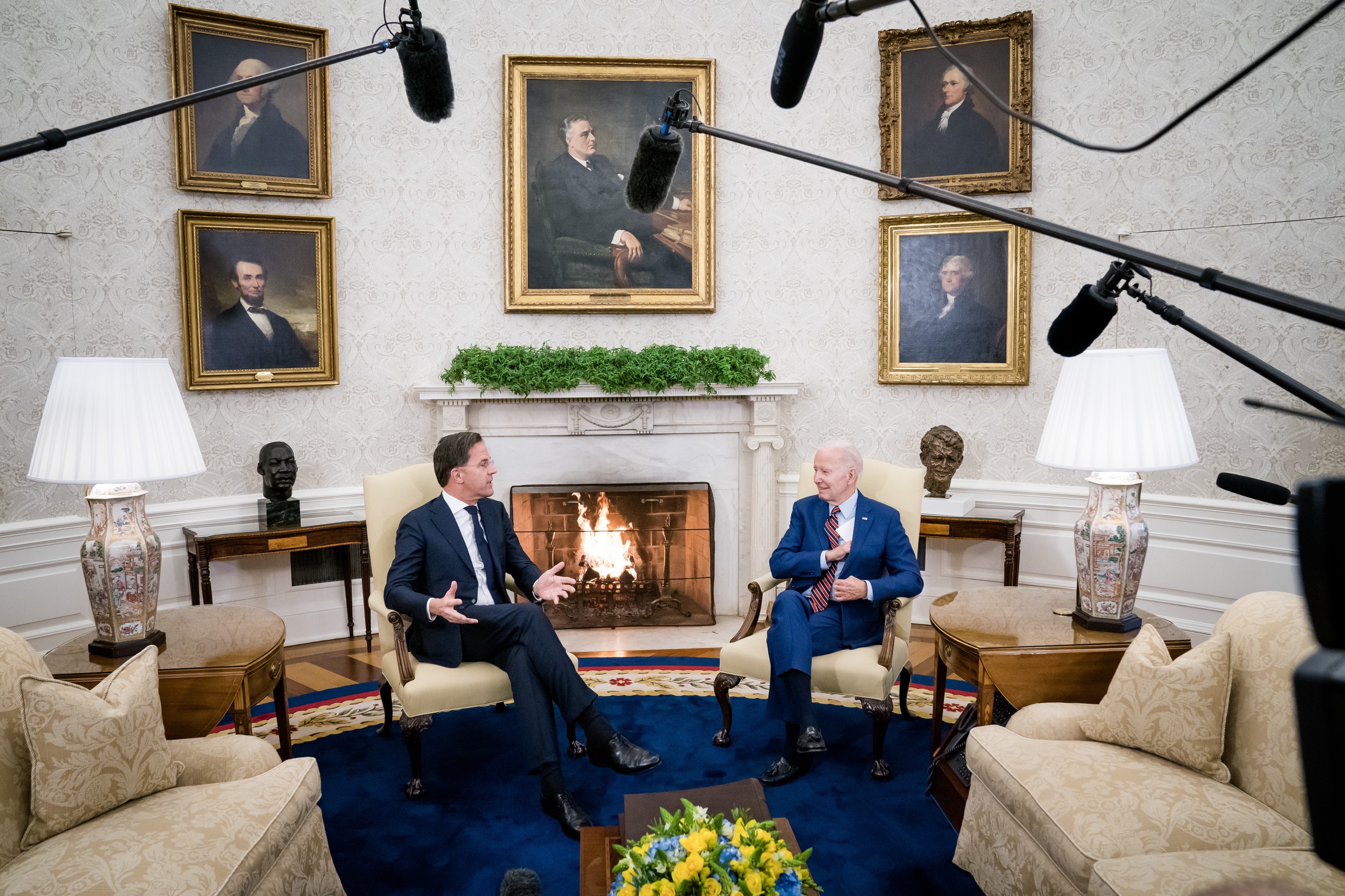In het Witte Huis is het overleg tussen Premier Mark Rutte en de Amerikaanse president Joe Biden aan de gang. 
