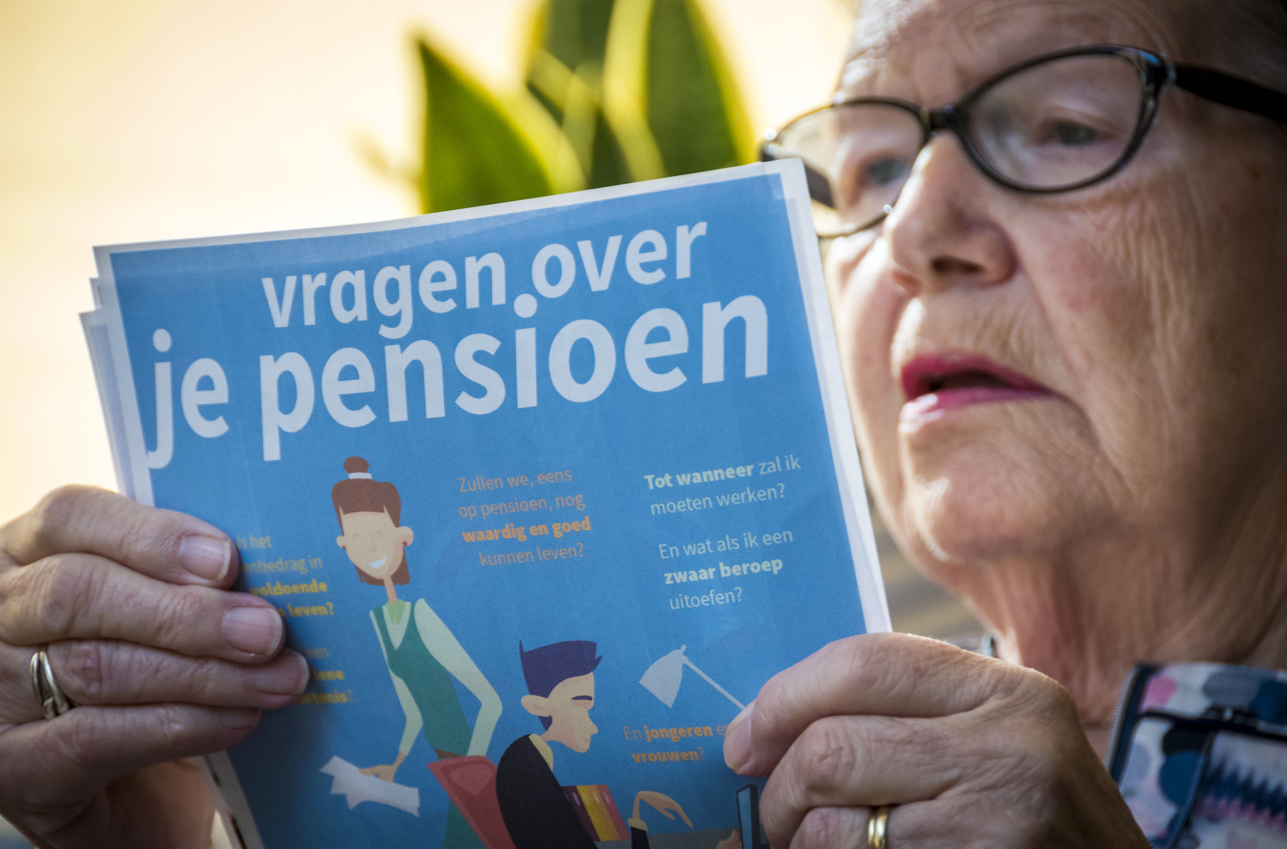 2018-09-30 10:09:29 ILLUSTRATIE - Een vrouw leest een lijst met vragen over pensioenen. Er wordt al jaren gesproken over het pensioenstelsel. Vakbonden en werkgevers hopen het kabinet te overtuigen van nieuwe regelgeving. ANP LEX VAN LIESHOUT