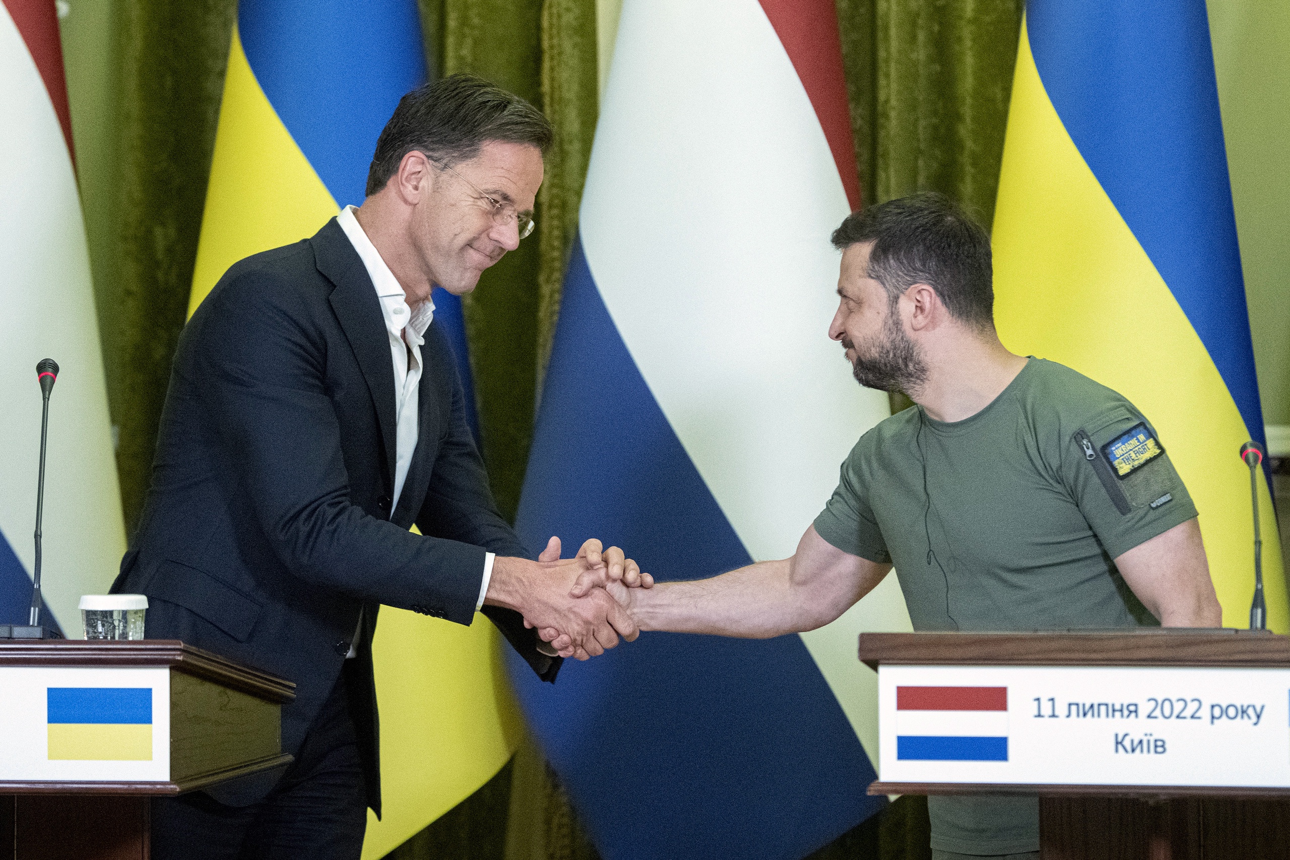 Premier Rutte schudt president Zelenski de hand tijdens de gezamenlijke persconferentie in Kiev