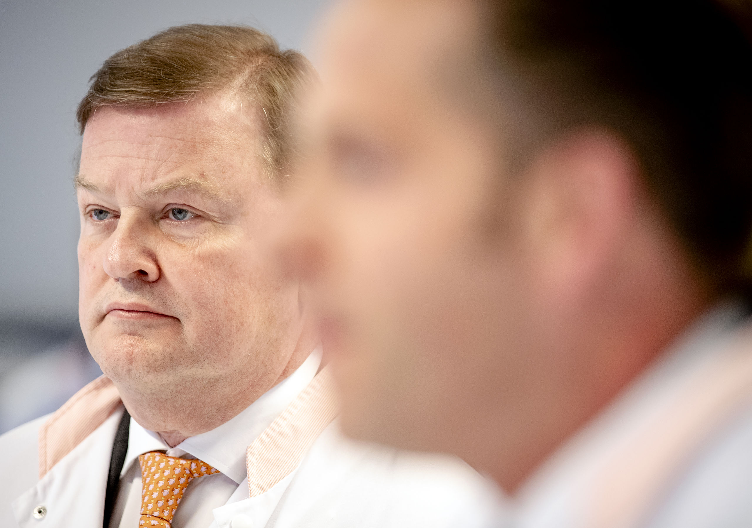 Speciaal coronagezant Feike Sijbesma en minister Hugo de Jonge van Volksgezondheid, Welzijn en Sport (voor) tijdens een rondleiding bij Sanquin. De bloedbank voert een omvangrijk testprogramma uit om in beeld te krijgen hoeveel Nederlanders besmet zijn geweest met het coronavirus.