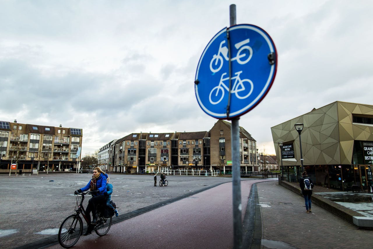 2018-01-16 16:22:42 UTRECHT - Houten is de beste fietsstad van Nederland. Dat is de uitkomst van de verkiezing van Fietsstad 2018 van de Fietsersbond. Het is de tweede keer dat Houten de titel wint. ANP REMKO DE WAAL