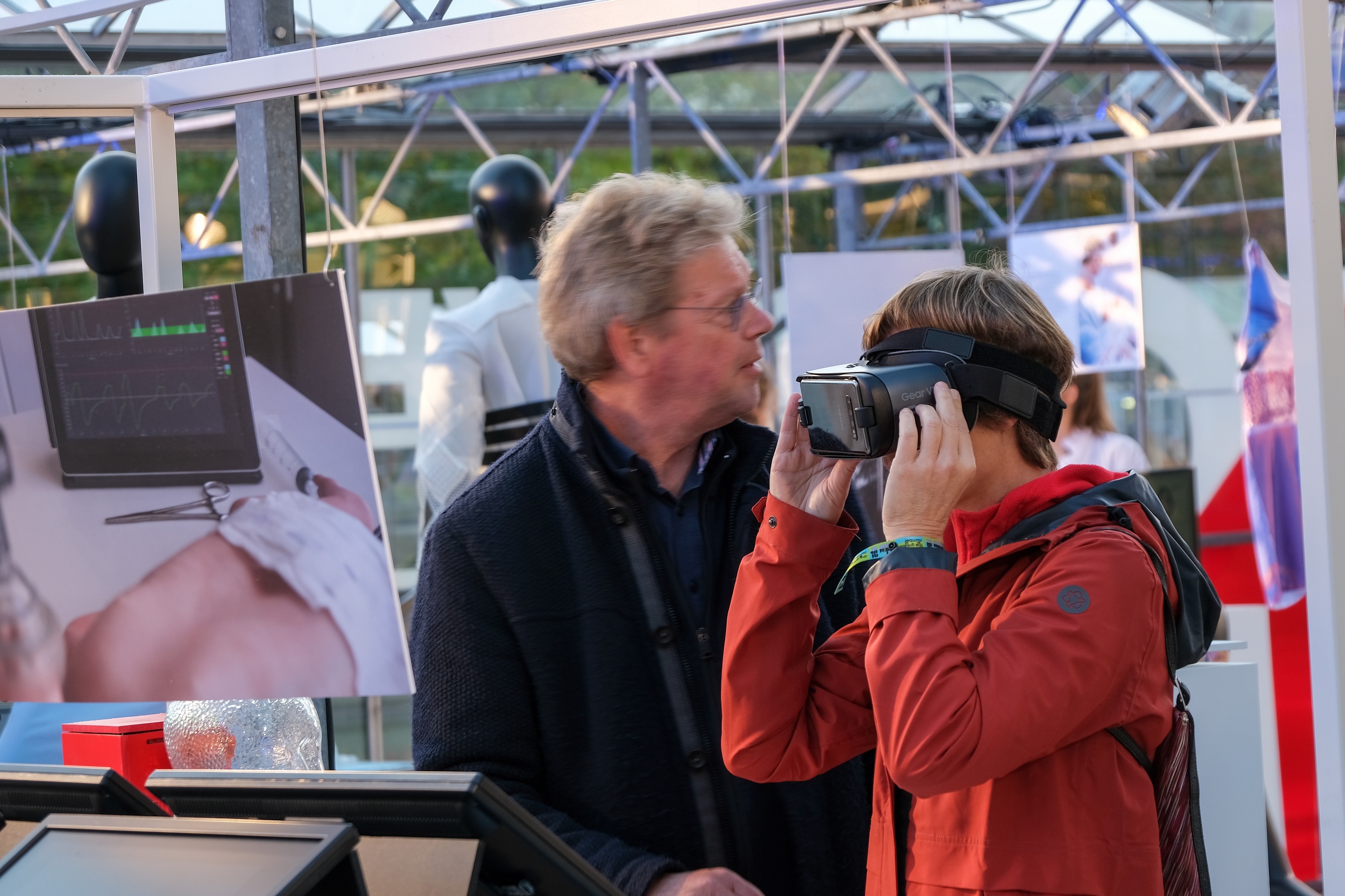 Een vrouw met virtual realitybril tijdens de Dutch Design Week.