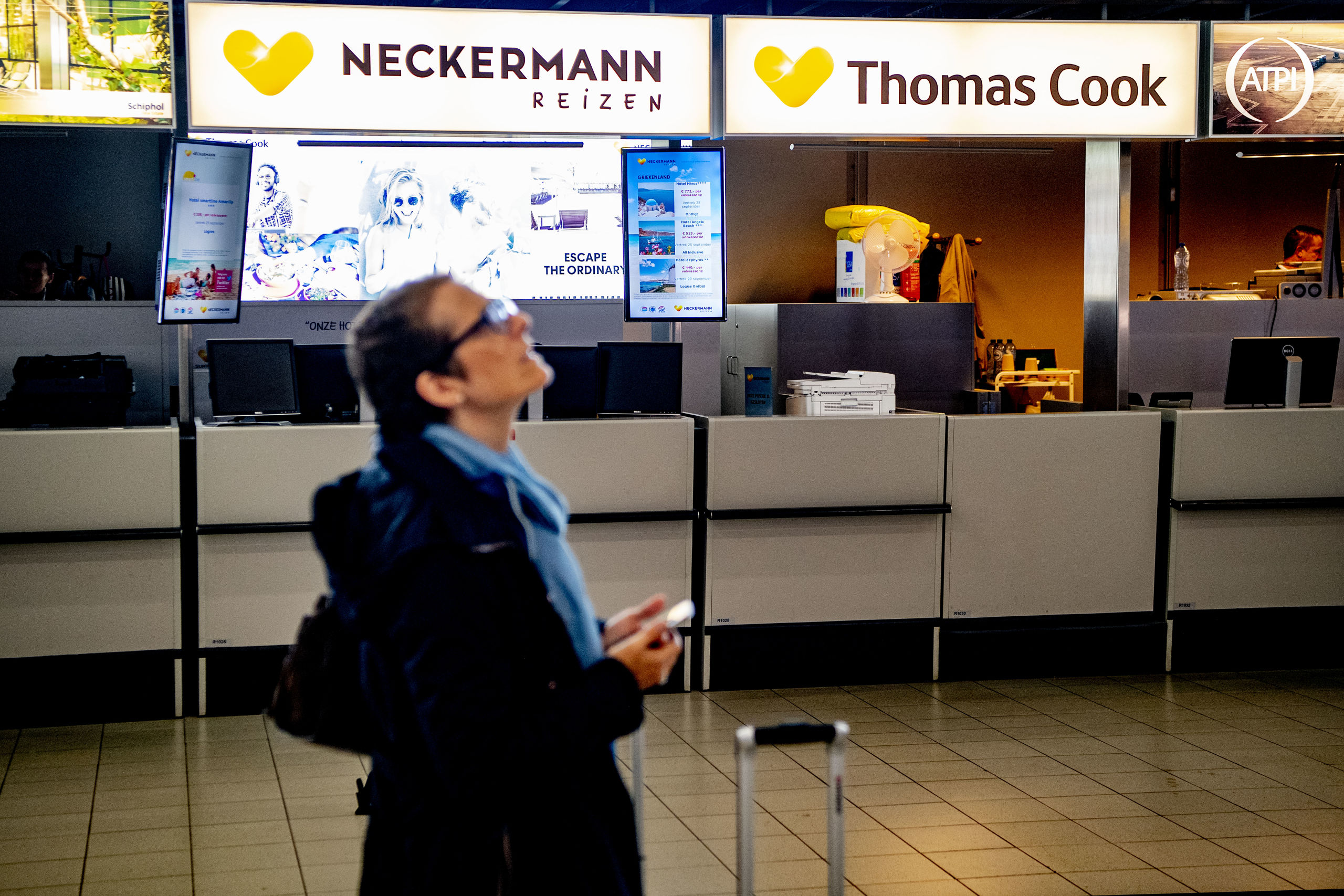 De gesloten Thomas Cook- en Neckermann-balie op Schiphol. 
