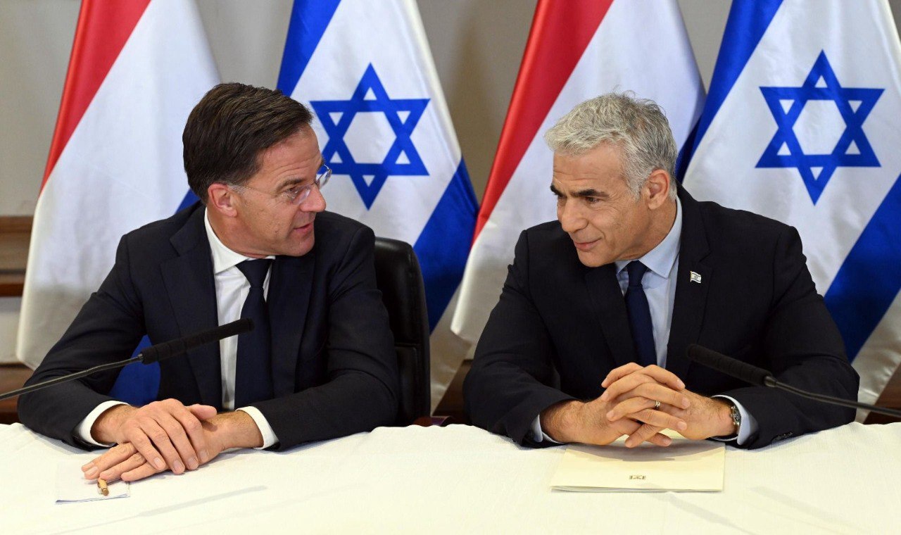 Premier Mark Rutte wil dat Israël wapens gaat leveren aan Oekraïne. Israël heeft veel ervaring met het uit de lucht halen van raketten en drones, maar tot nu toe houdt Israël zich op de vlakte wat betreft de oorlog in Oekraïne. 'De relatie met Rusland mag niet op het spel worden gezet.'