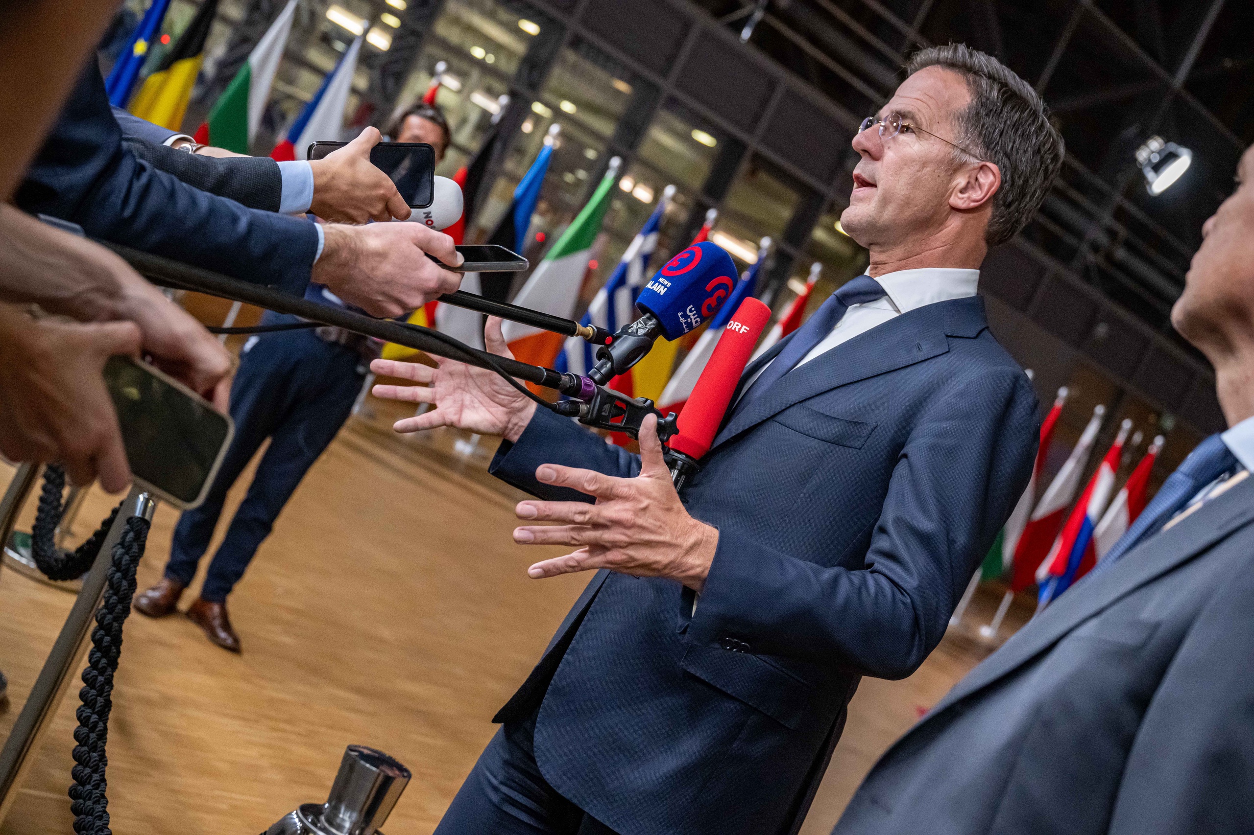 Premier Mark Rutte staat de pers te woord na afloop van de eerste dag van een EU-top in Brussel. 