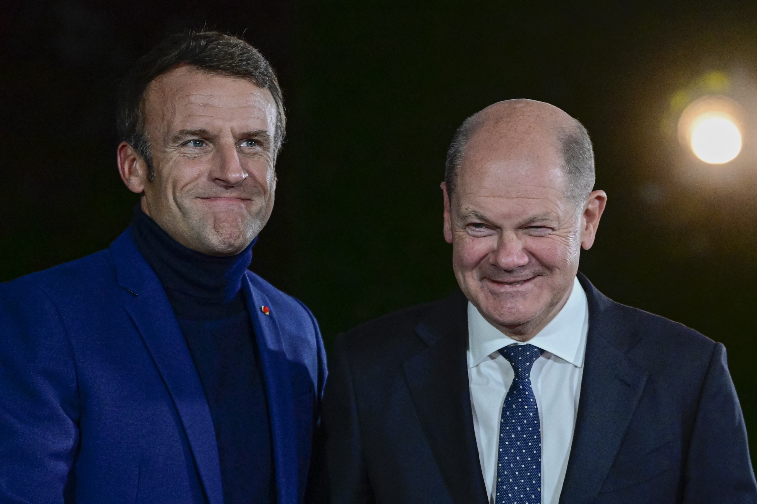 De Duitse bondskanselier Olaf Scholz (rechts) met de Franse president Emmanuel Macron. 