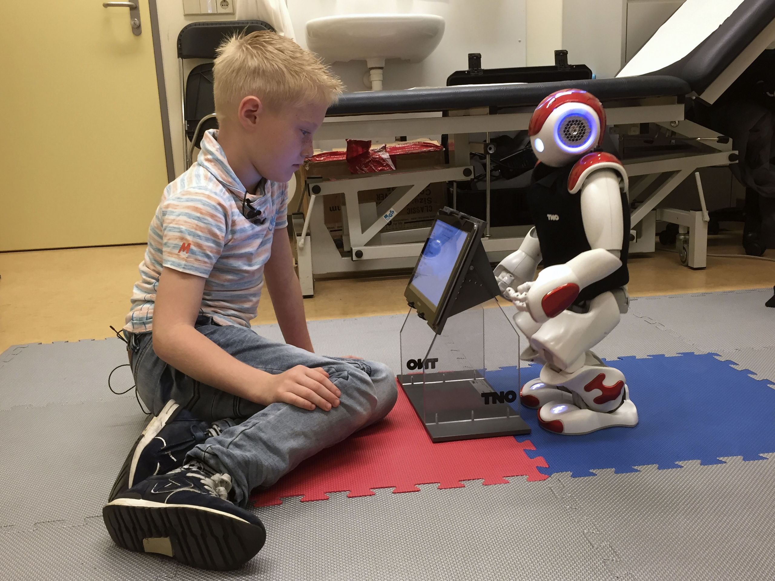 Een jongetje krijgt hulp van Charlie Robot om te leren omgaan met diabetes.