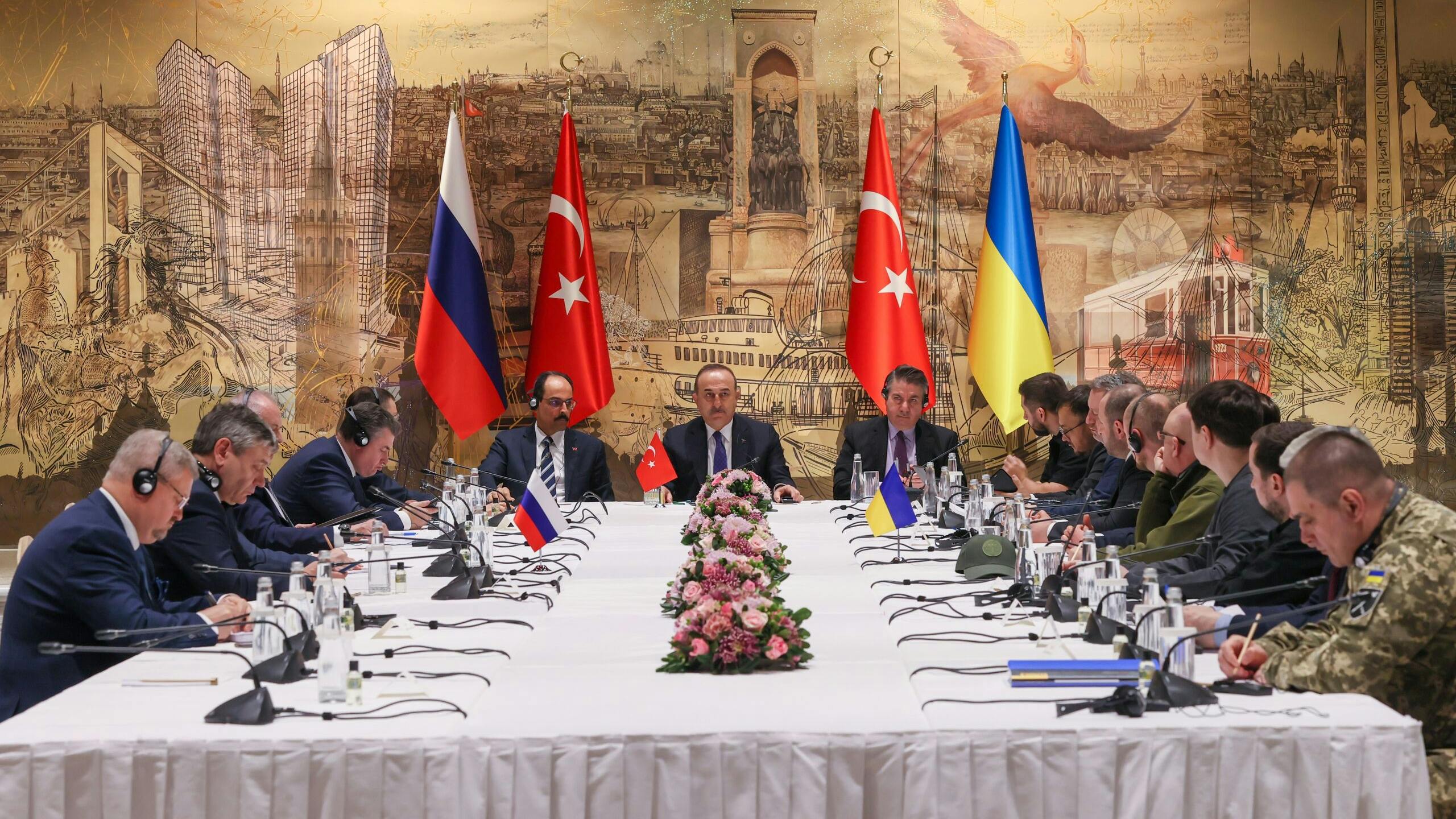 Turkse Buitenlandminister Mevlut Cavusoglu zit de besprekingen in het Dolmabahce-paleis 