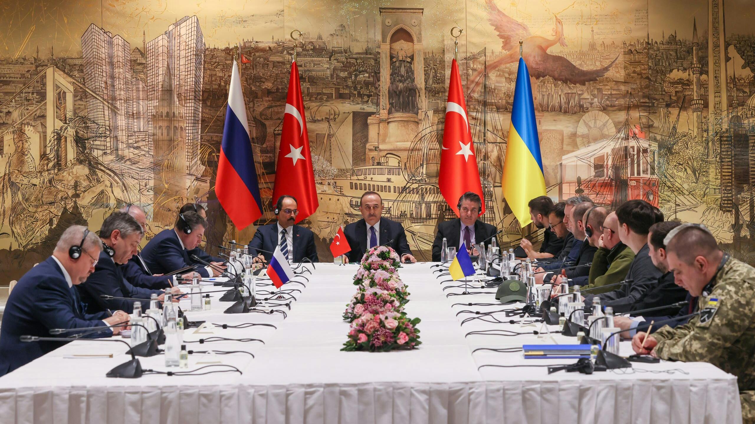 Turkse Buitenlandminister Mevlut Cavusoglu zit de besprekingen in het Dolmabahce-paleis