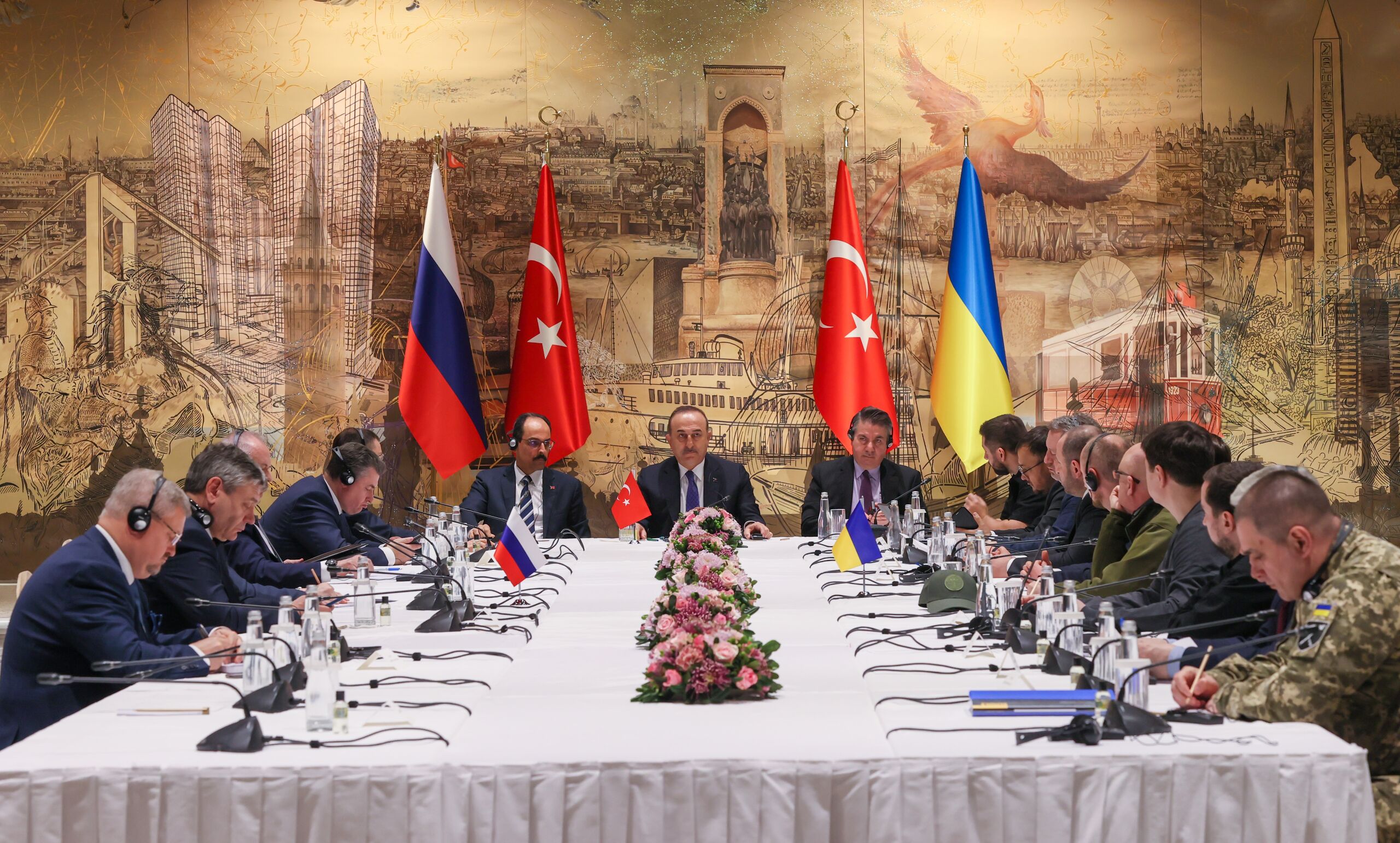 Turkse Buitenlandminister Mevlut Cavusoglu zit de besprekingen in het Dolmabahce-paleis 