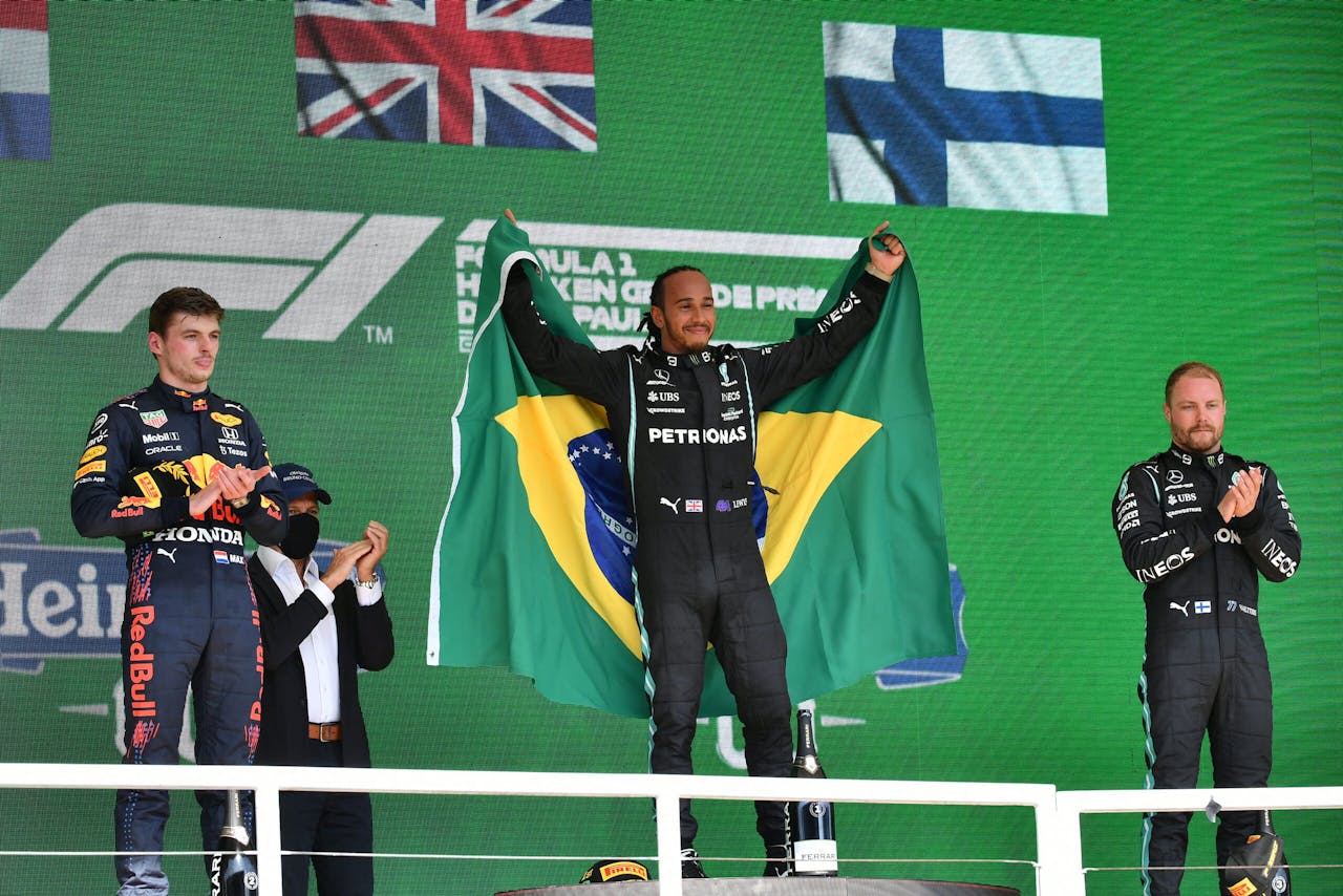 Prijsuitreiking Grandprix van Saõ Paulo, Max Verstappen eindigt op de tweede plaats.