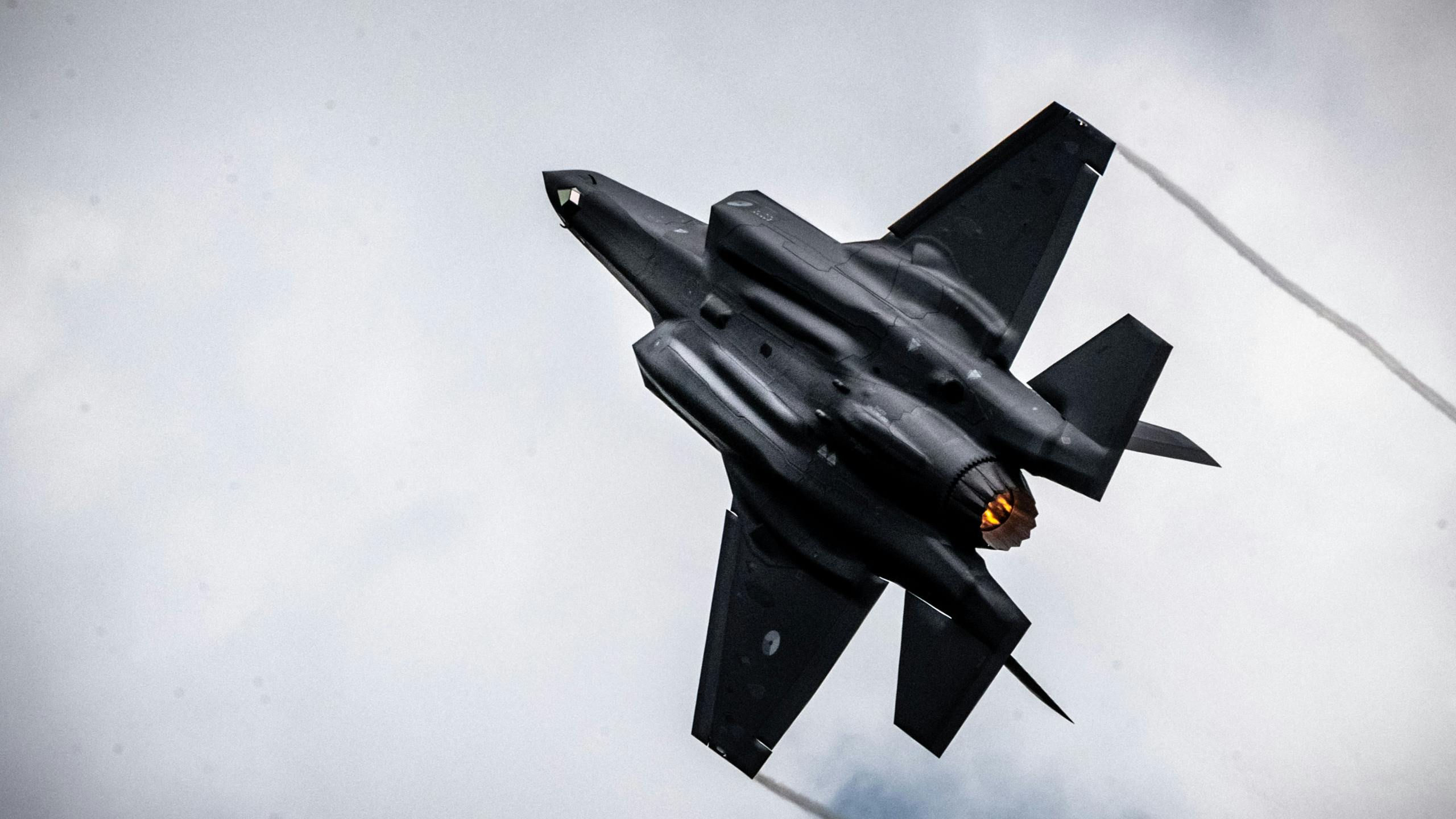 De eerste Nederlandse F-35, de Joint Strike Fighter, in actie tijdens de Luchtmachtdagen 2019 op vliegbasis Volkel. ANP ROB ENGELAAR