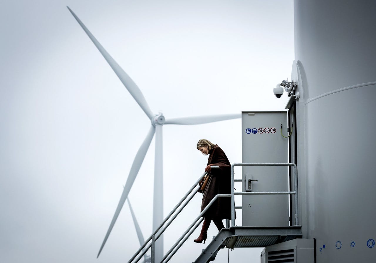 2017-01-31 14:06:38 NIJMEGEN - Koningin Maxima tijdens een werkbezoek aan het windmolenpark Nijmegen-Betuwe. Windpark Nijmegen-Betuwe is een burgerinitiatief en eigendom van inwoners uit de regio. ANP ROYAL IMAGES ROBIN VAN LONKHUIJSEN