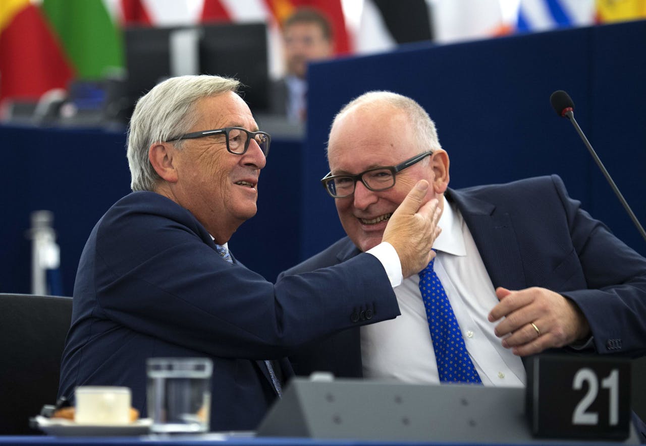 Voorzitter Jean-Claude Juncker en vicevoorzitter Frans Timmermans (rechts) van de Europese Commissie. Foto ANP