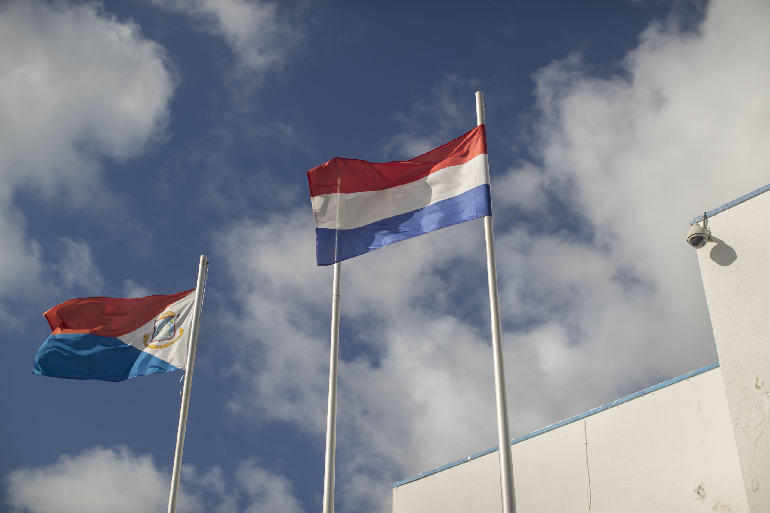De vlag van Sint Maarten en Nederland op het eiland Sint Maarten.