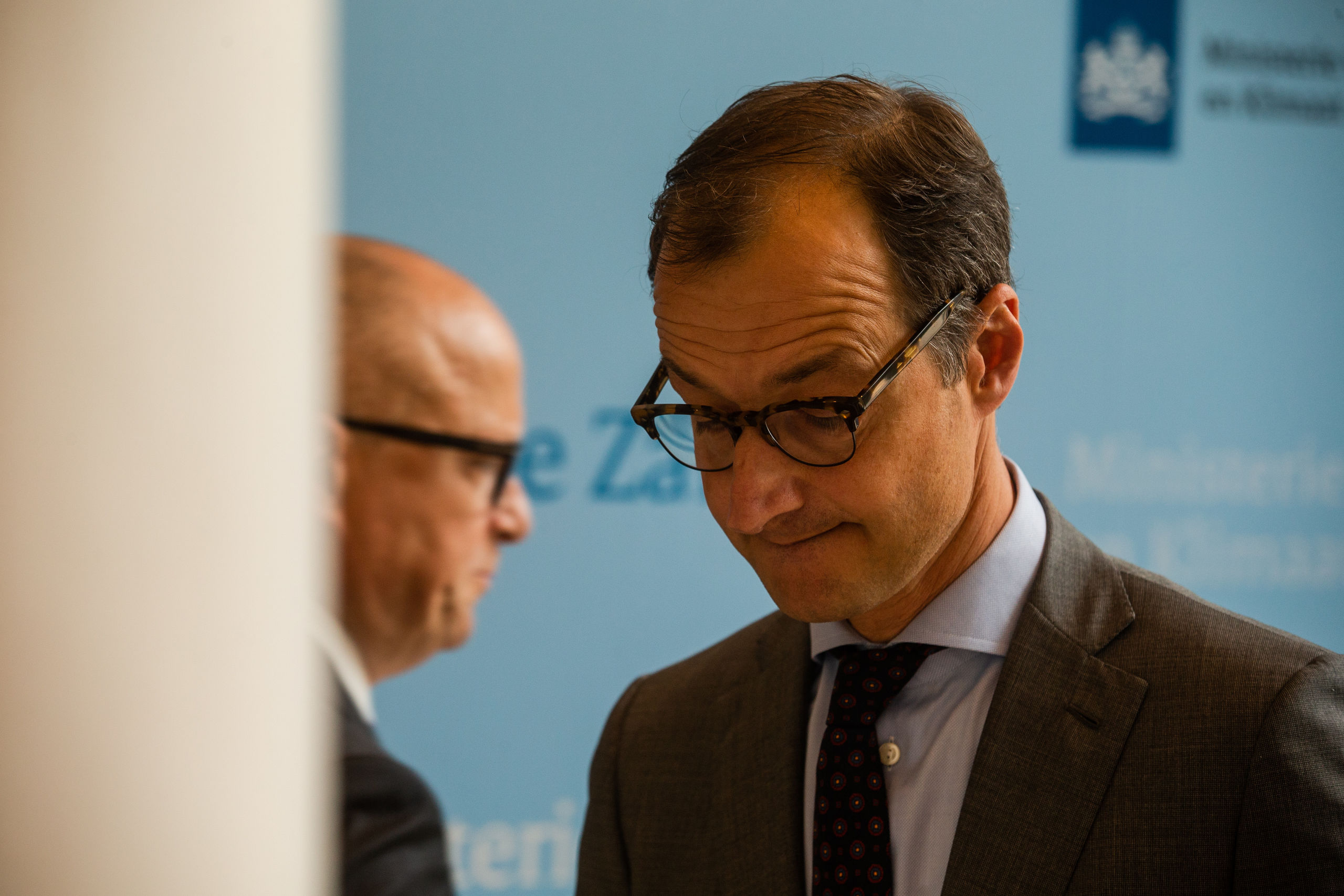 DEN HAAG - Minister Eric Wiebes van Economische Zaken met Rolf de Jong, bestuursvoorzitter van ExxonMobil Holding Company Holland tijdens een toelichting op de gesprekken over de gaswinning in Groningen. ANP ALEXANDER SCHIPPERS 