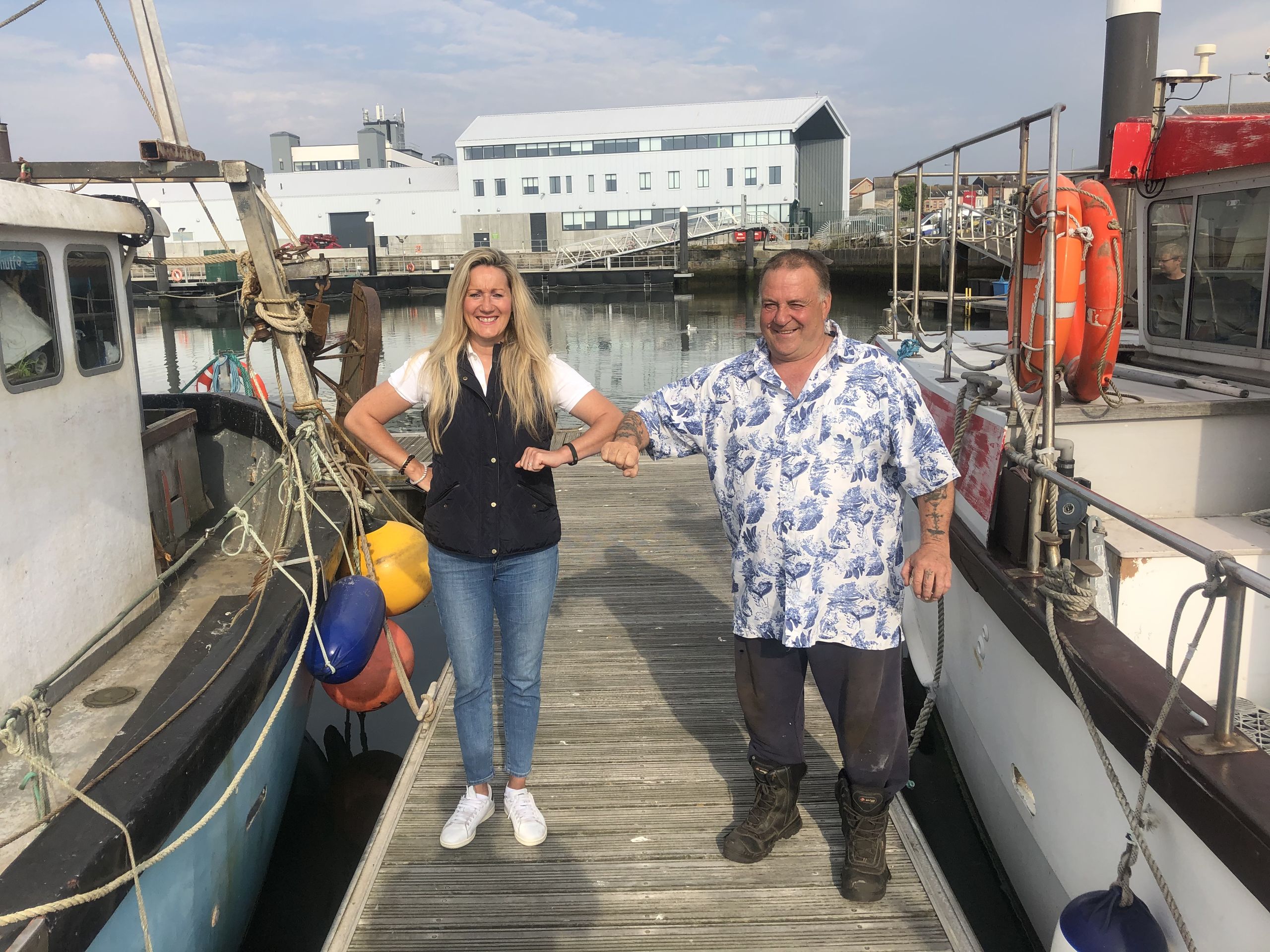 June Mummery, voormalig Europarlementariër van de Brexit Party, en visser en activist Paul Lines in de haven van Lowestoft 