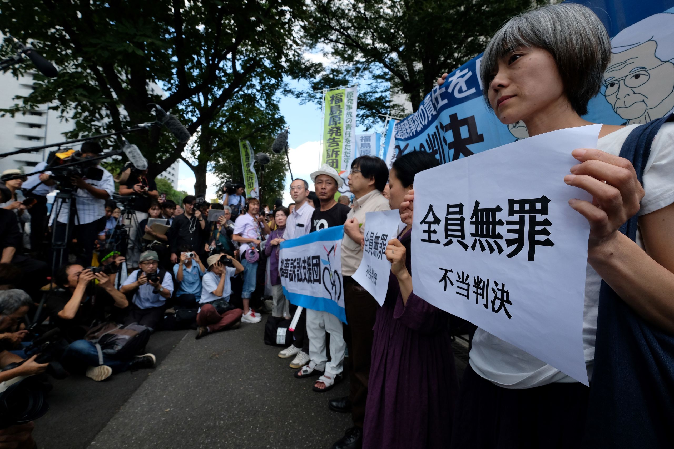 Japanse demonstranten voor het gerechtsgebouw in Tokio