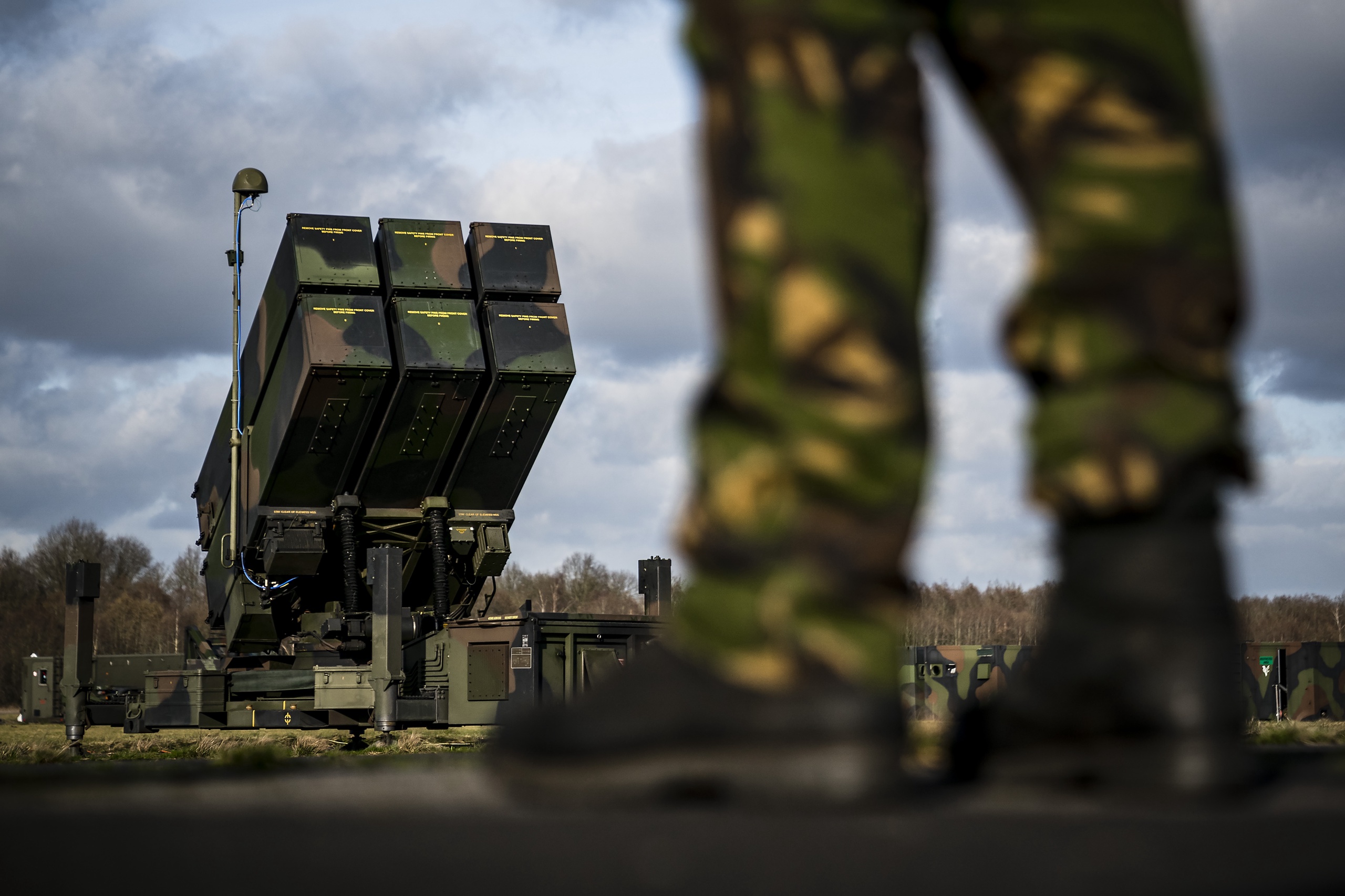 Een lanceerinstallatie met AIM-120 AMRAAM raketten op de Luitenant Generaal Bestkazerne in Vredepeel tijdens de grootschalige internationale luchtverdedigingsoefening Cerberus Dagger. Tijdens de simulatie wordt de nieuwe NAVO samenwerkingsovereenkomst tussen Duitsland en Nederland getest.