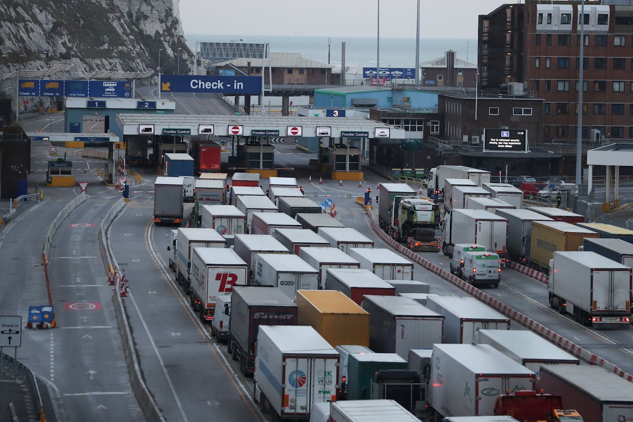 Vrachtwagens in de rij aan de haven van Dover.