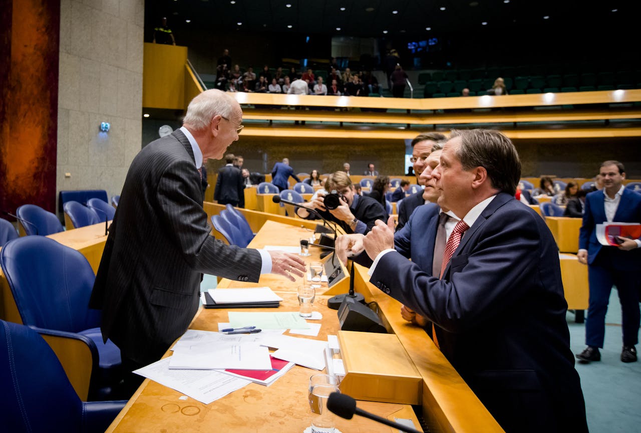 2017-10-12 13:50:15 DEN HAAG - (VLMR) Informateur Gerrit Zalm, Premier Mark Rutte, Sybrand Buma (CDA) en Alexander Pechtold (D66) tijdens het Tweede Kamerdebat over het eindverslag van de informatie. ANP BART MAAT