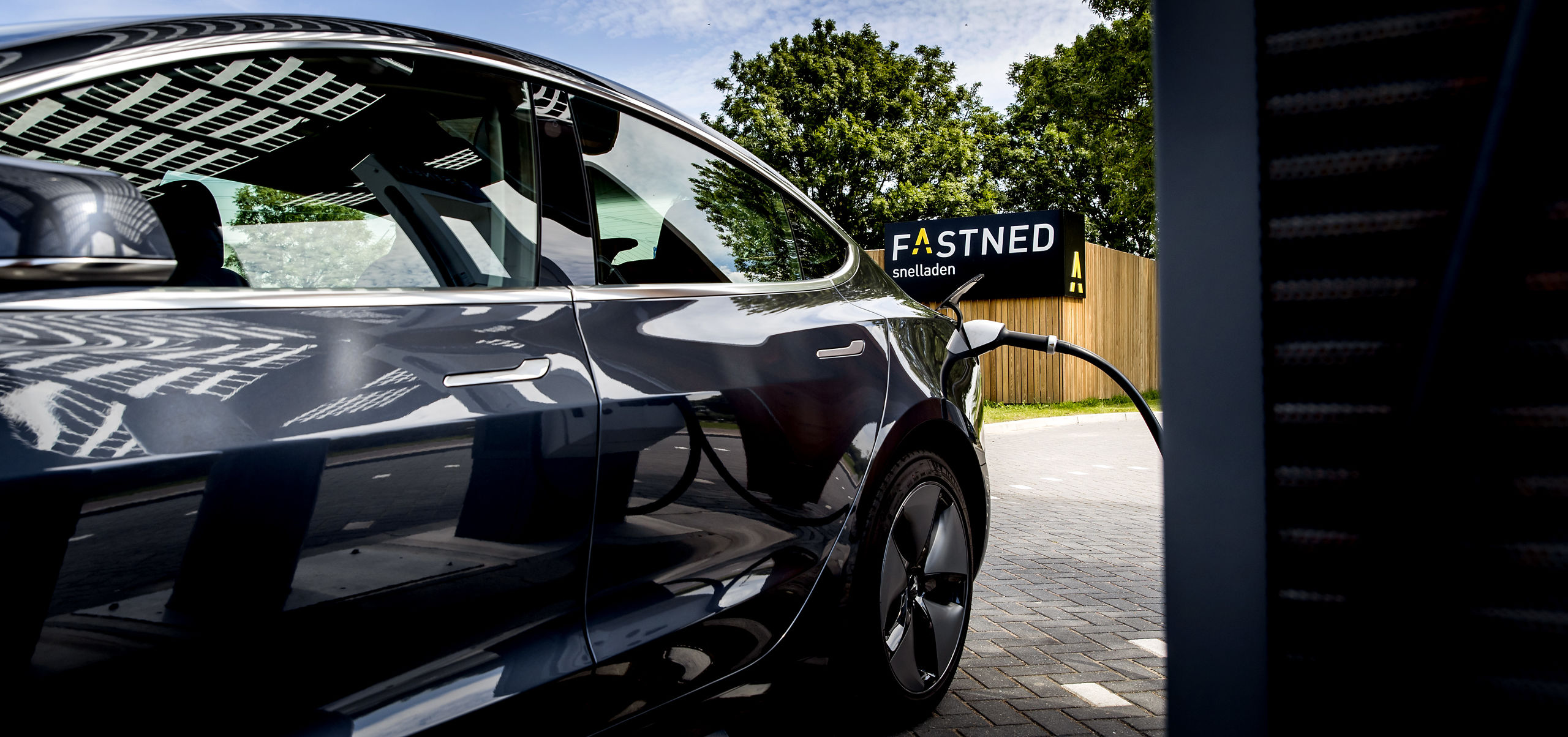 Een elektrische auto bij een snellaadstation van Fastned. 
