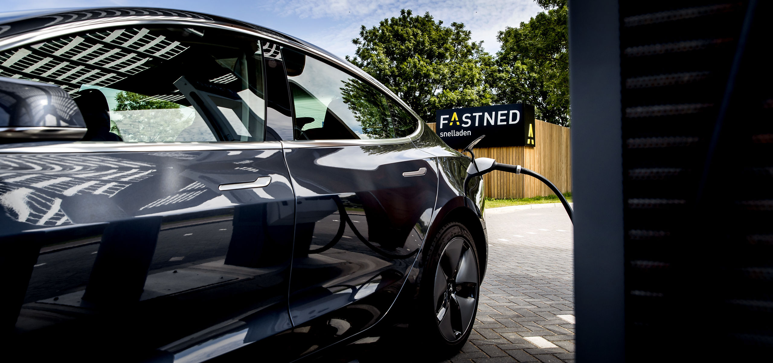 Een elektrische auto bij een snellaadstation van Fastned.