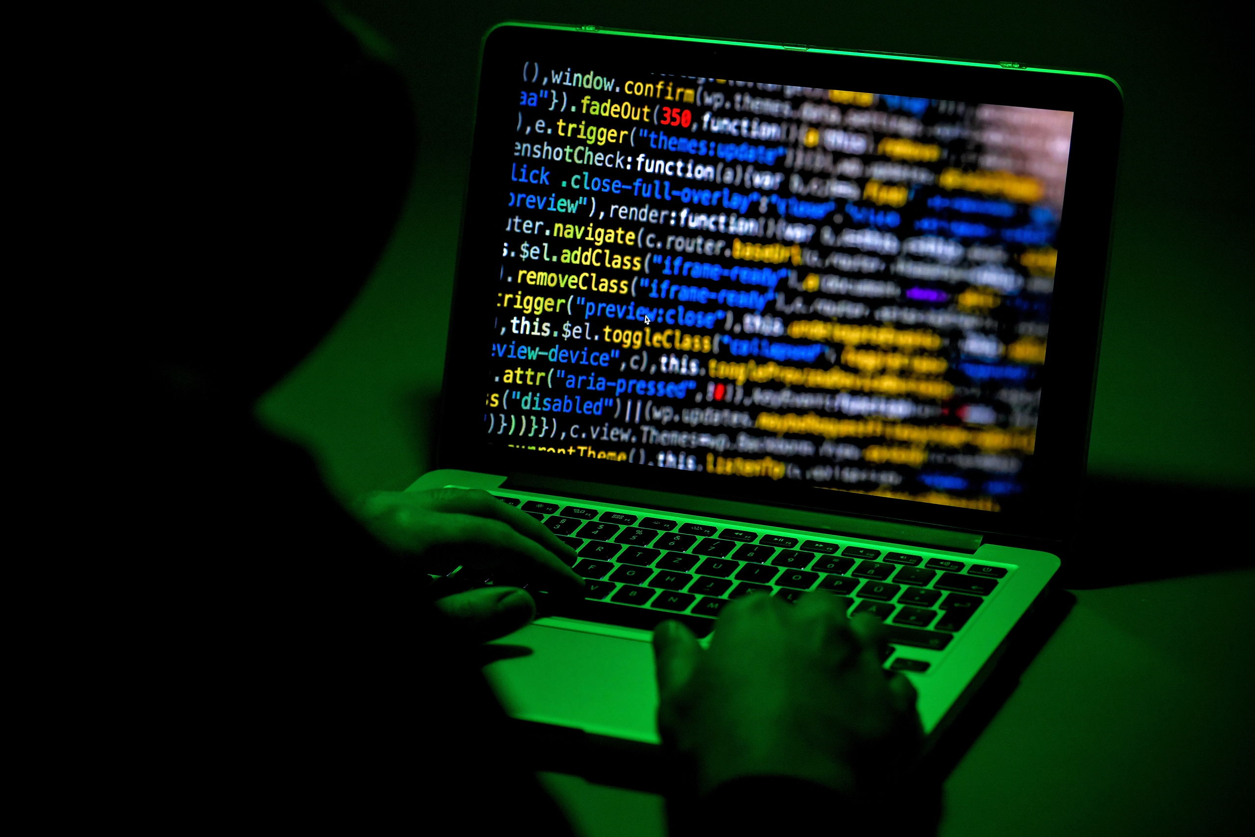 Het interne netwerk van zeker tientallen grote Nederlandse bedrijven en organisaties staat wagenwijd open voor hackers. 