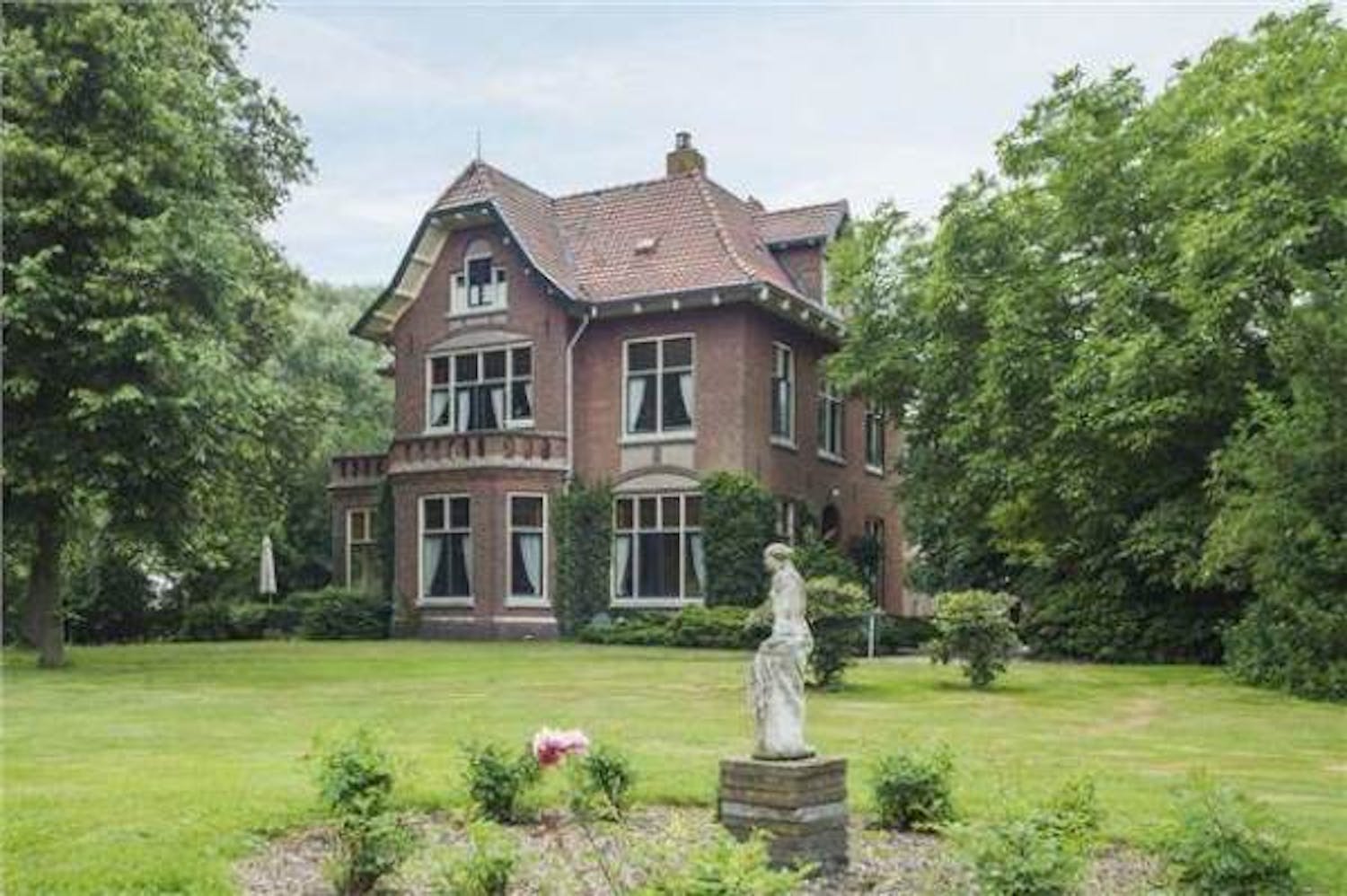 Enorme villa met dito tuin