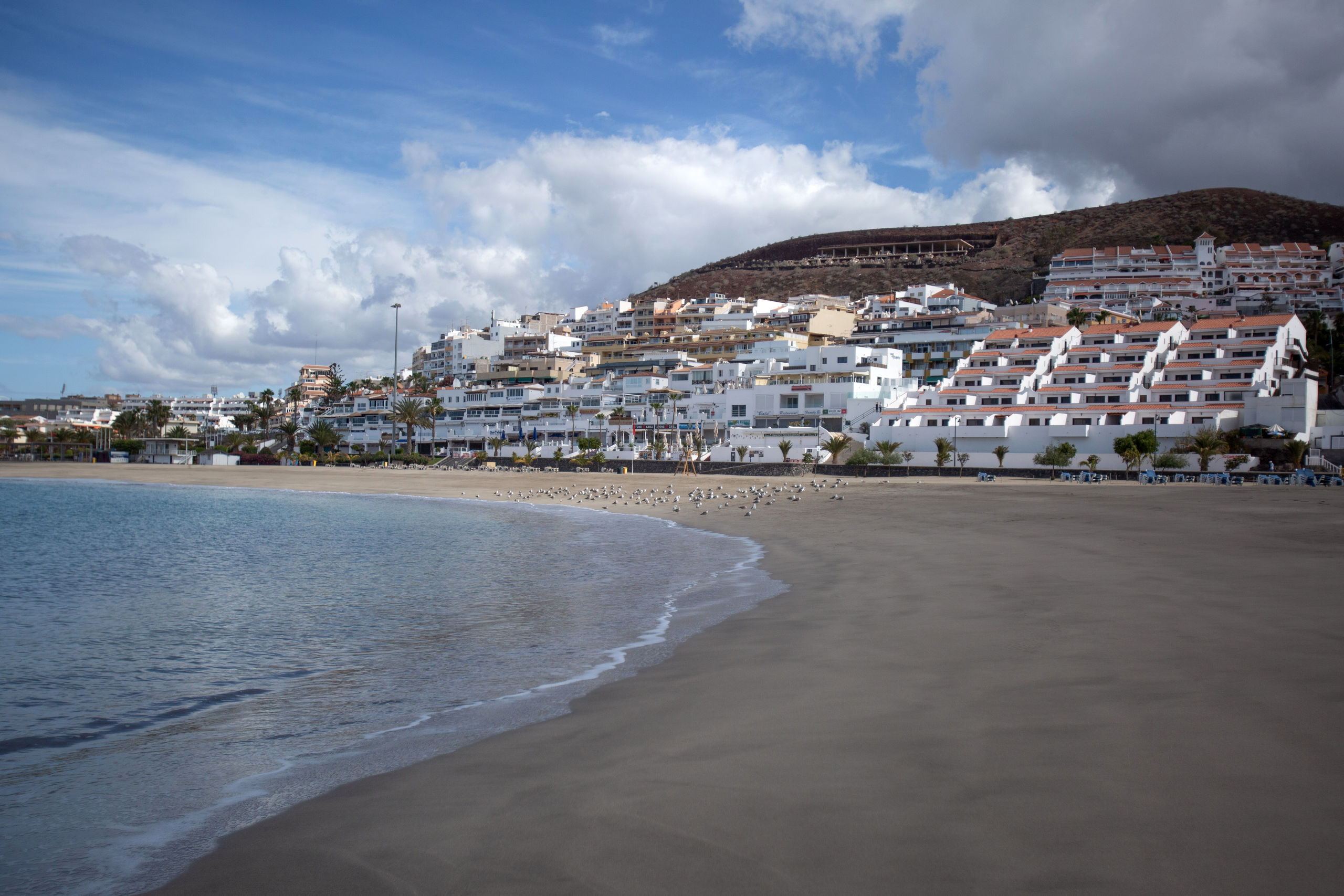 Het betrekkelijk lege strand van Tenerife 