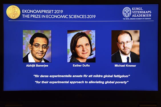 De Nobelprijs voor de economie gaat dit jaar naar drie economen die onderzoek hebben gedaan naar de bestrijding van armoede: Esther Duflo en Abhijit Banerjee (beiden MIT) en Michael Kremer (Harvard).