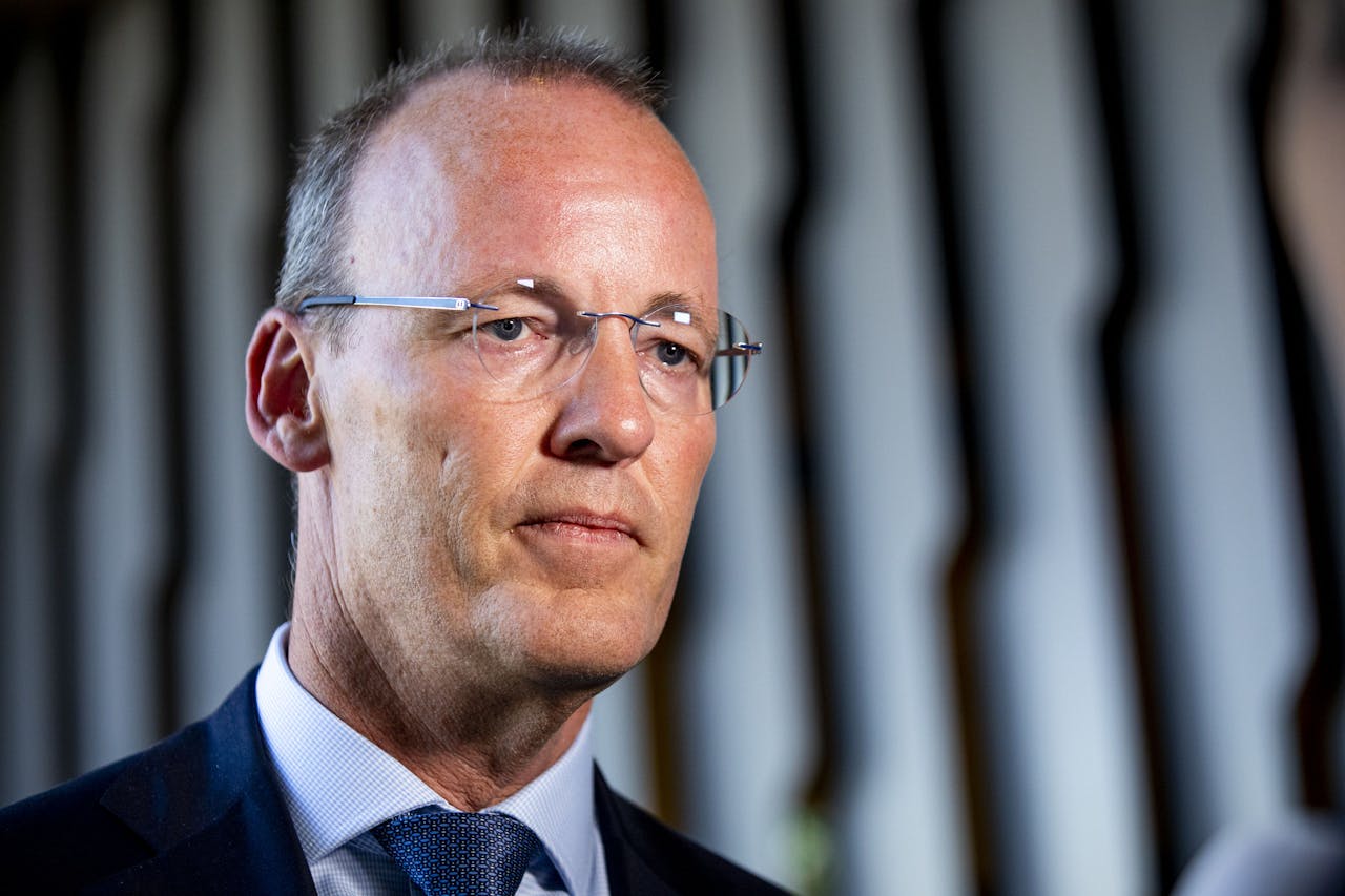 Klaas Knot, president van De Nederlandsche Bank (DNB), staat de media te woord na een gesprek in Tweede Kamer met de vaste commissie voor Financien. Het openbare gesprek gaat over het beleid van de Europese Centrale Bank (ECB) en de gevolgen daarvan voor de Nederlandse pensioenen, de pensioenfondsen en de economie.