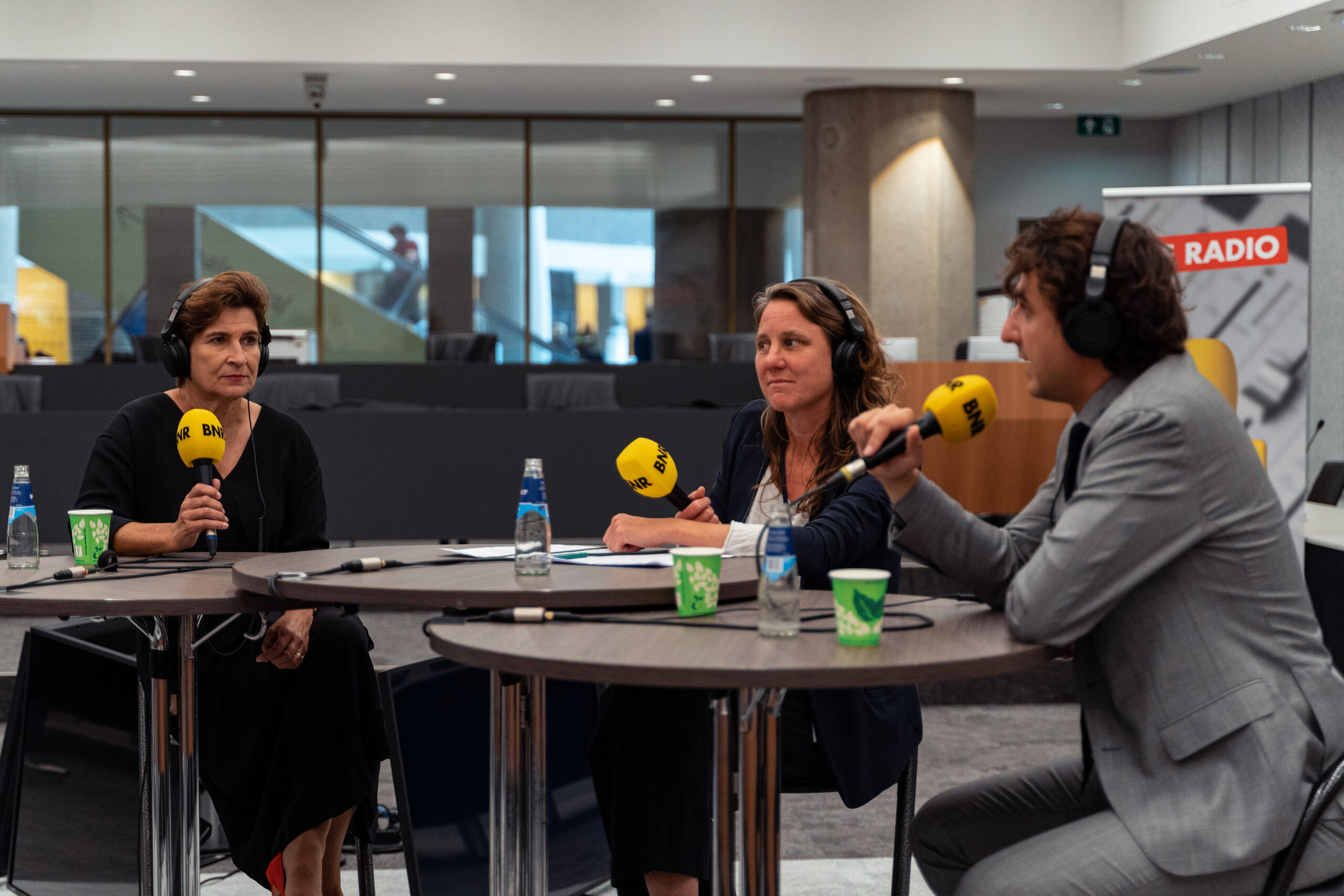 Lilianne Ploumen (L) in gesprek met politiek verslaggever Sophie van Leeuwen en Jesse Klaver van GroenLinks