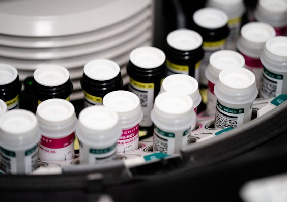 Analyse robot een coronatest.