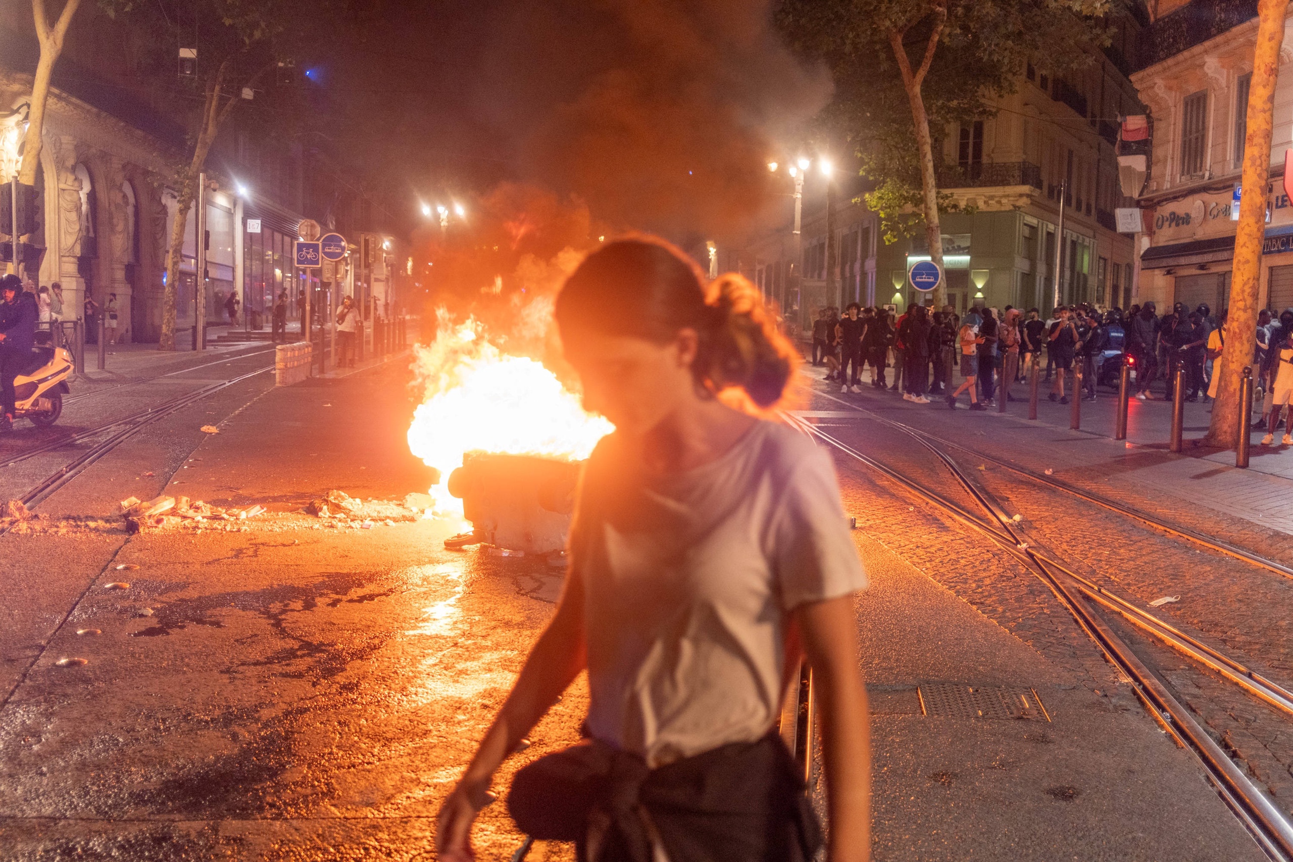 Le président français Emmanuel Macron souhaite s'entretenir demain avec plus de 220 maires de régions durement touchées par les manifestations et émeutes en France ces derniers jours.  Macron rencontre également aujourd'hui les présidents du Sénat et de l'Assemblée nationale, la Chambre des représentants française.  Cependant, selon le correspondant Europe Stefan de Vries, le président ne peut pas faire grand-chose.