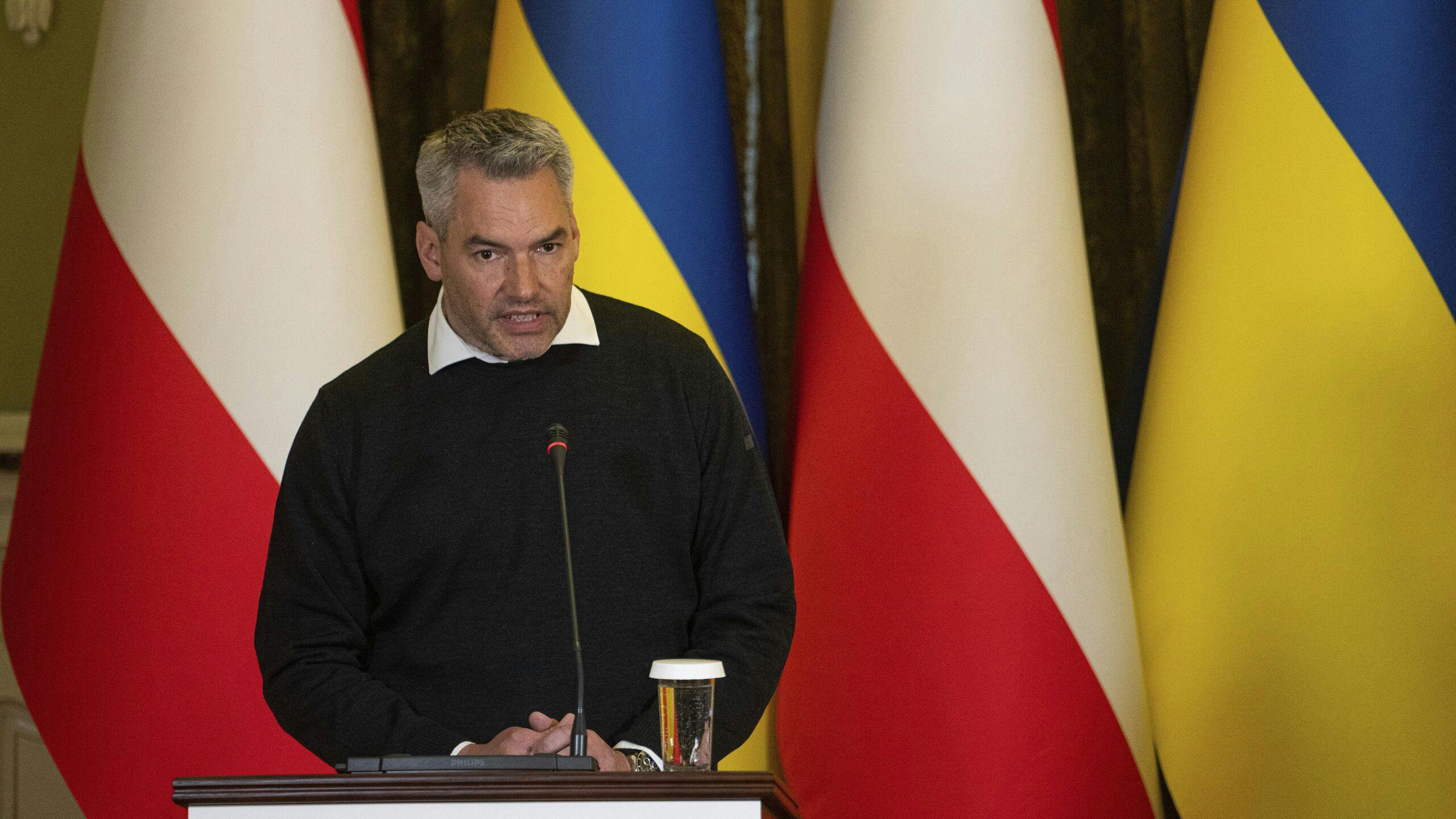 Kanselier Karl Nehammer tijdens en persconferentie in Kiev